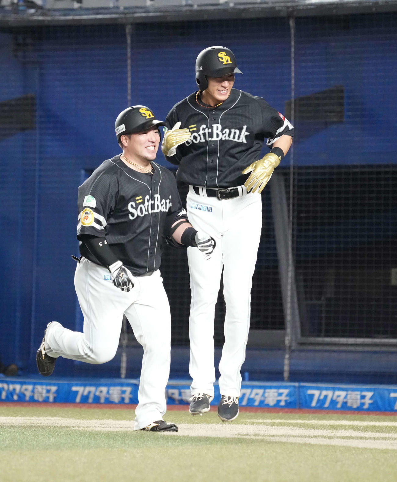 ロッテ対ソフトバンク　4回表ソフトバンク無死一塁、山川は右中間越えに先制2点本塁打を放ち柳田（右）の祝福を受ける（撮影・小沢裕）