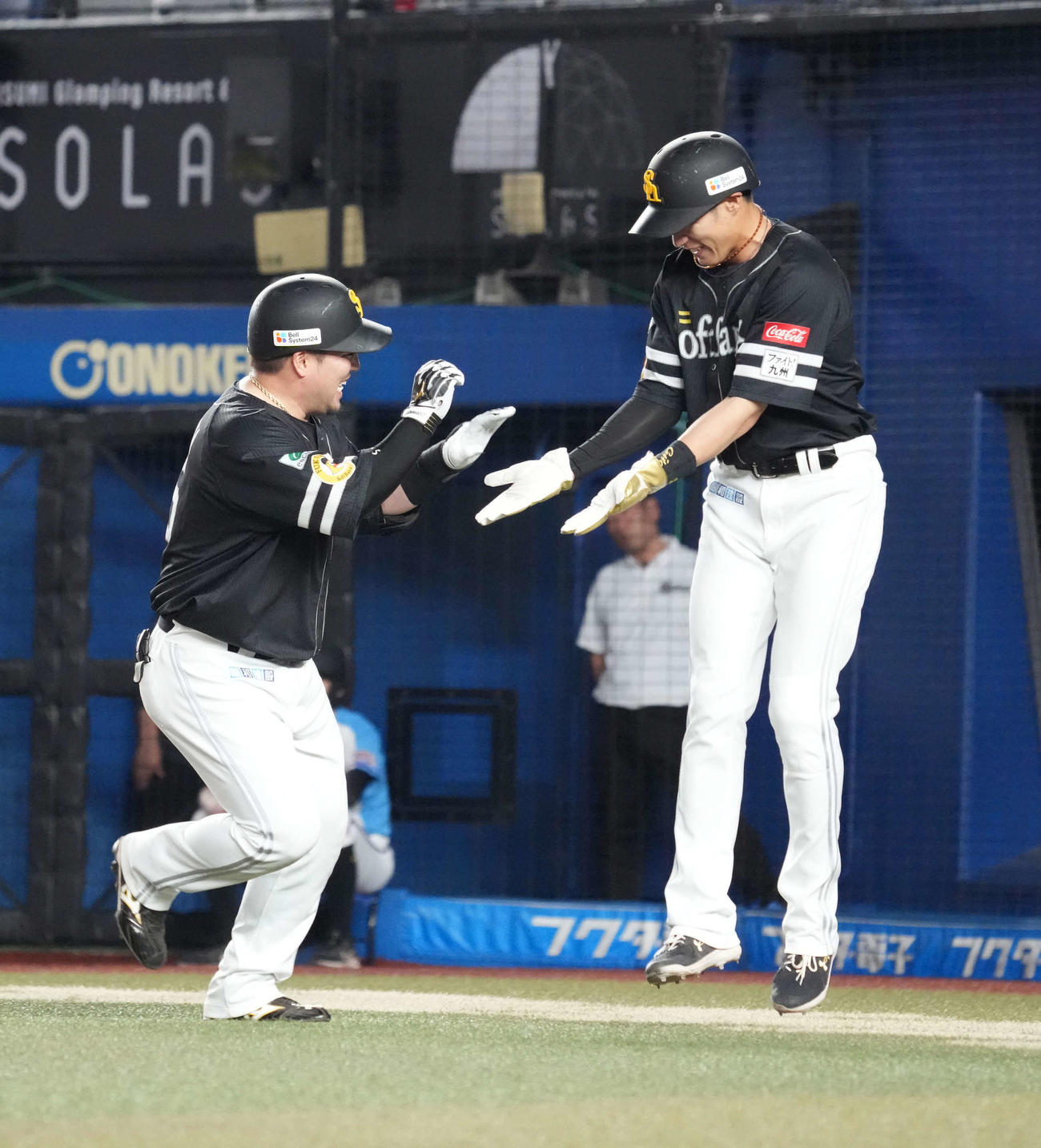 ロッテ対ソフトバンク　4回表ソフトバンク無死一塁、山川は右中間越えに先制2点本塁打を放ち柳田（右）の祝福を受ける（撮影・小沢裕）