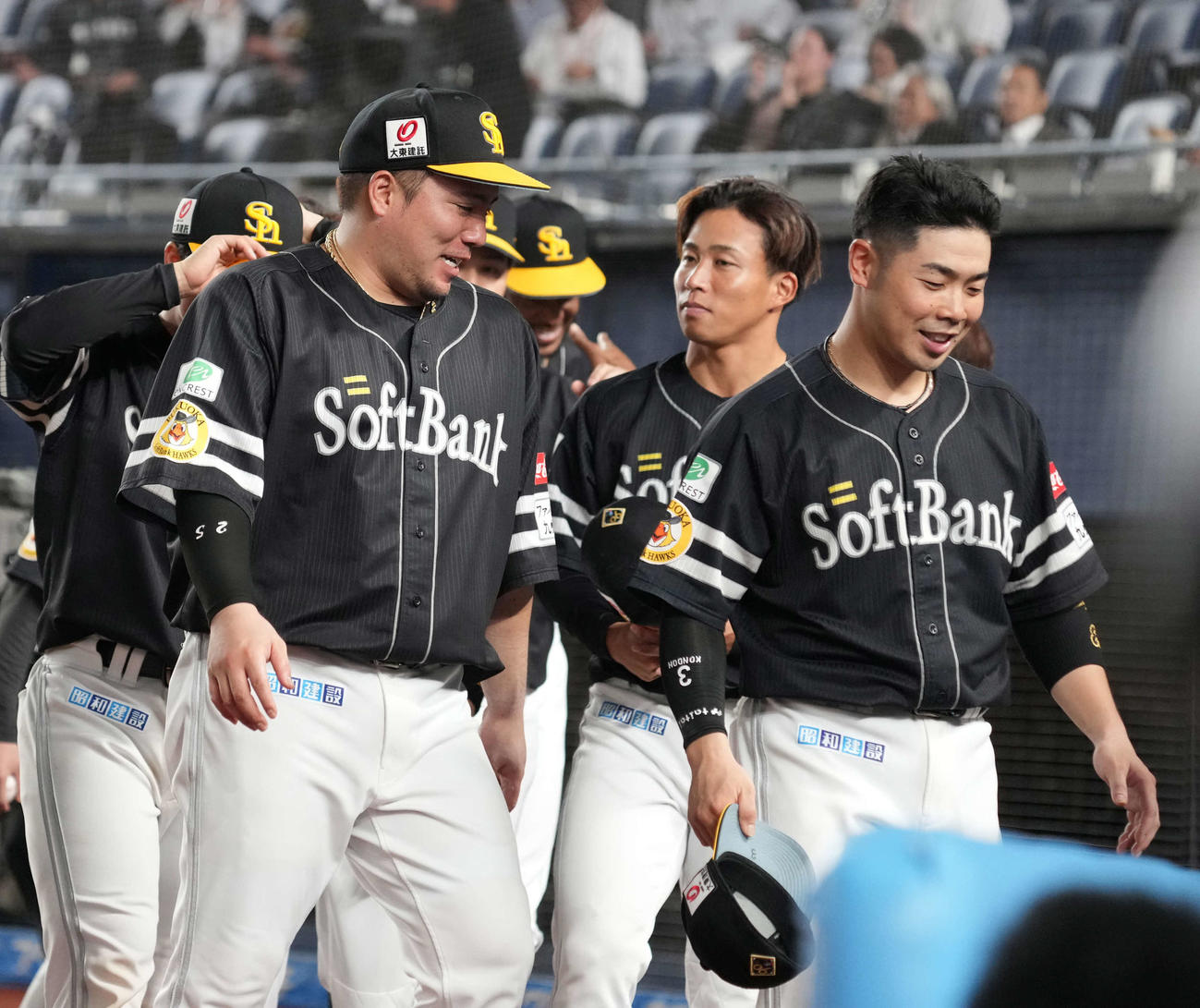 ロッテ対ソフトバンク　自らの先制2点本塁打でロッテに3連勝し笑顔を見せるソフトバンク山川。右は近藤（撮影・小沢裕）