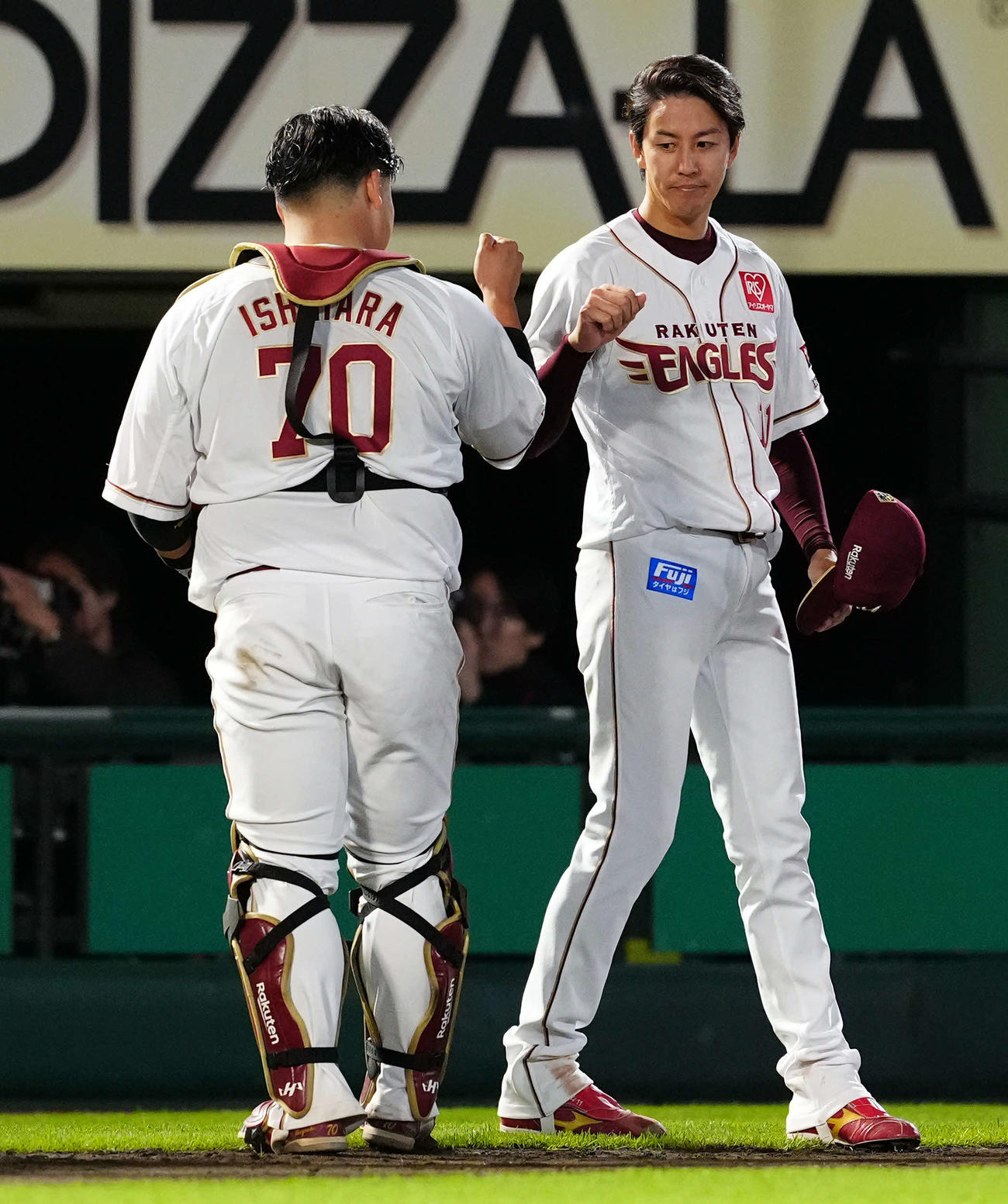 楽天対日本ハム　日本ハムに勝利し捕手石原彪とグータッチをする楽天岸（撮影・たえ見朱実）