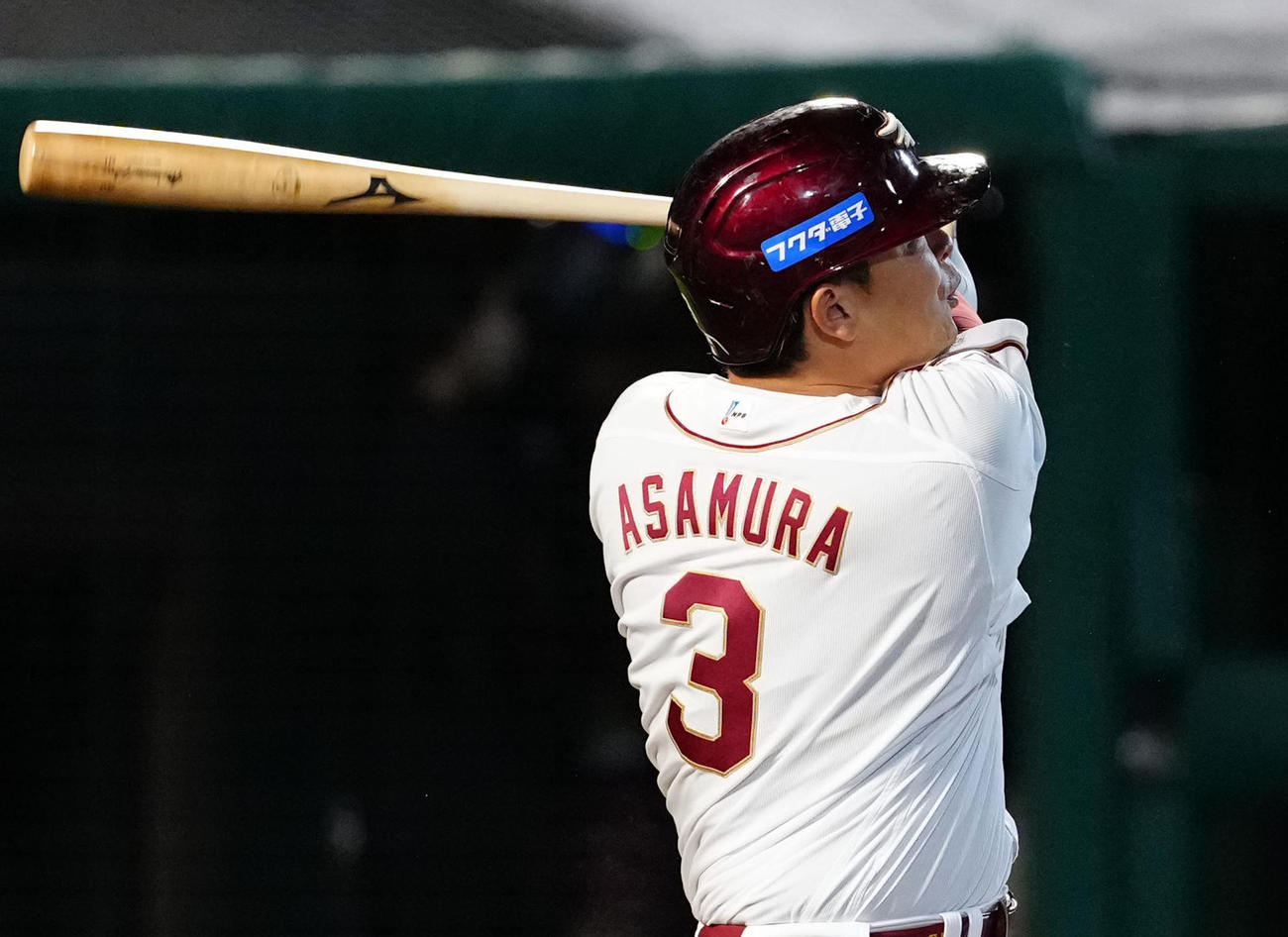 楽天対日本ハム　5回裏楽天1死一、二塁、左越えに3点本塁打を放つ浅村（撮影・たえ見朱実）