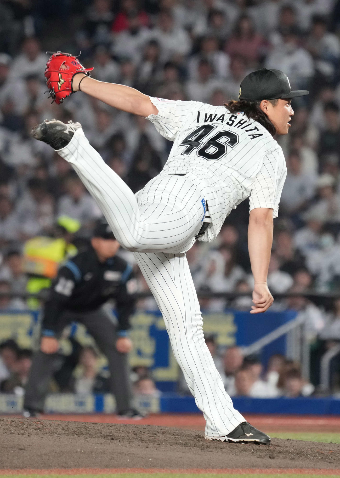 ロッテ対ソフトバンク　ロッテ3番手で登板した岩下（撮影・小沢裕）