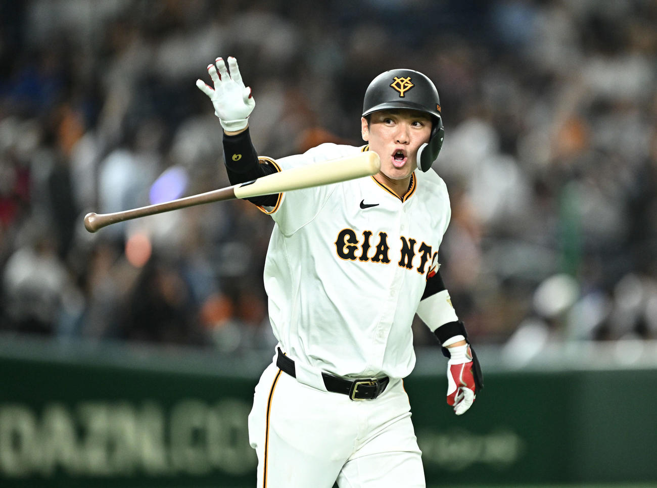 巨人対中日　6回裏巨人2死一、二塁、坂本は左越え3点本塁打を放ちバットを投げる（撮影・滝沢徹郎）