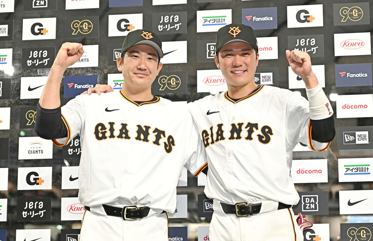 巨人対中日　ヒーローインタビューを終えポーズを決める巨人菅野（左）と坂本（撮影・滝沢徹郎）