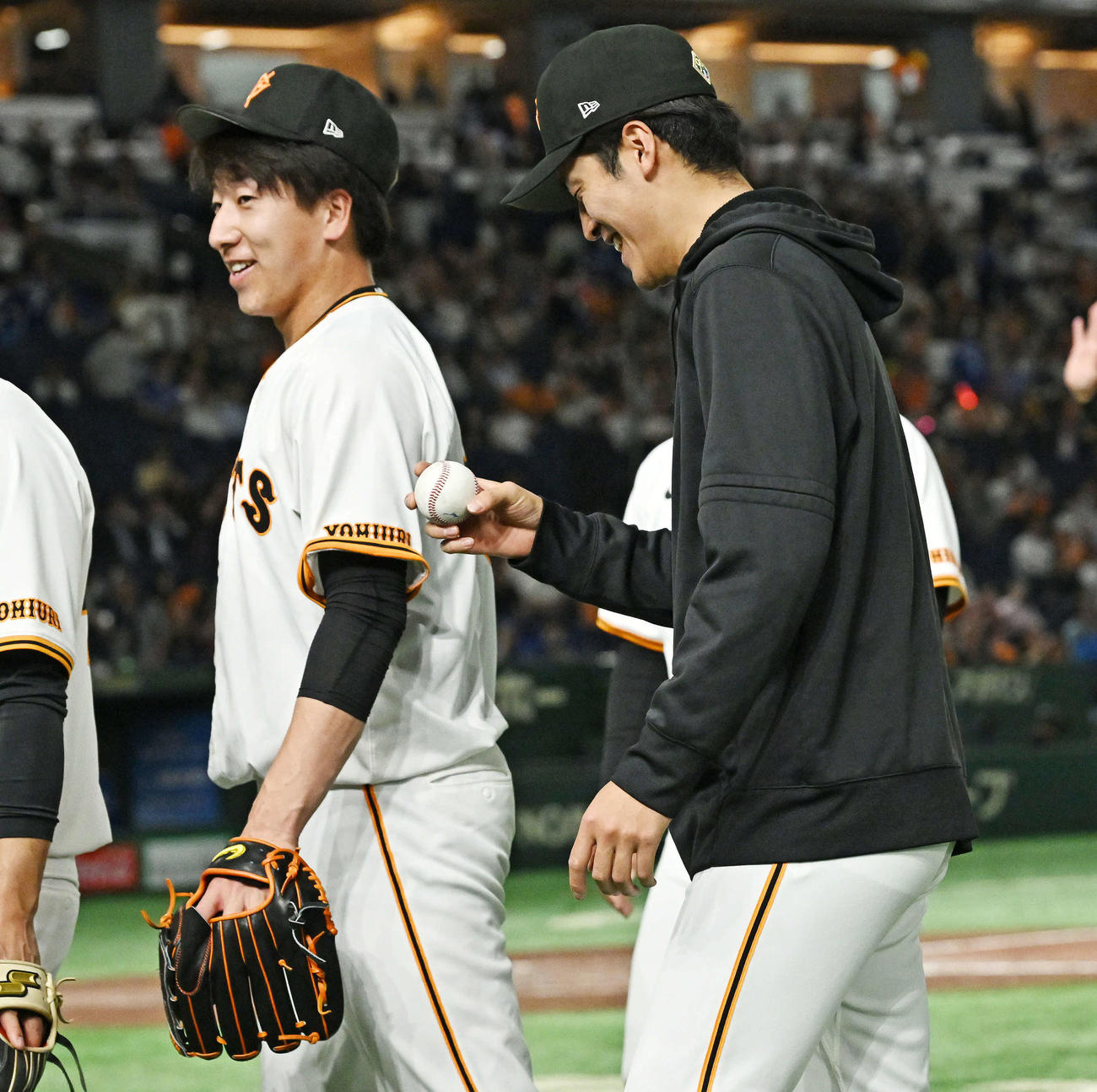巨人対中日　試合後、巨人西舘（右）は大勢から受け取った記念球を笑顔で見つめる（撮影・滝沢徹郎）