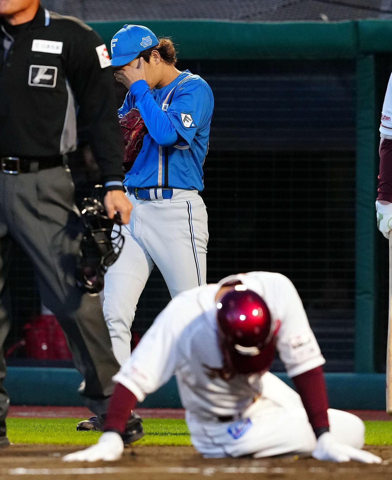 楽天対日本ハム　1回裏楽天無死一塁、浅村の適時二塁打で2失点目を喫す日本ハムの先発鈴木（撮影・たえ見朱実）