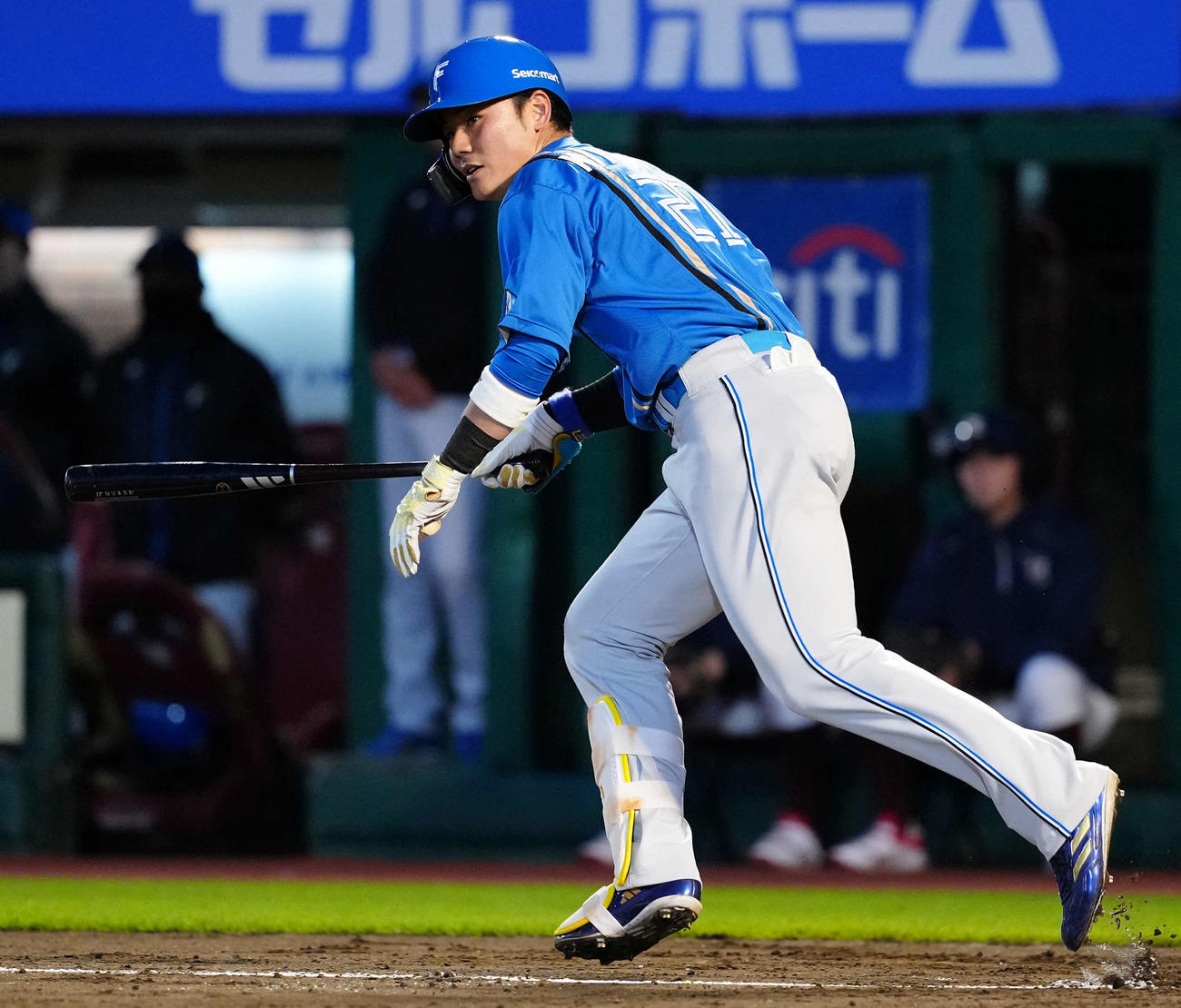 楽天対日本ハム　2回表日本ハム2死一、二塁、左前に安打を放つ清宮（撮影・たえ見朱実）