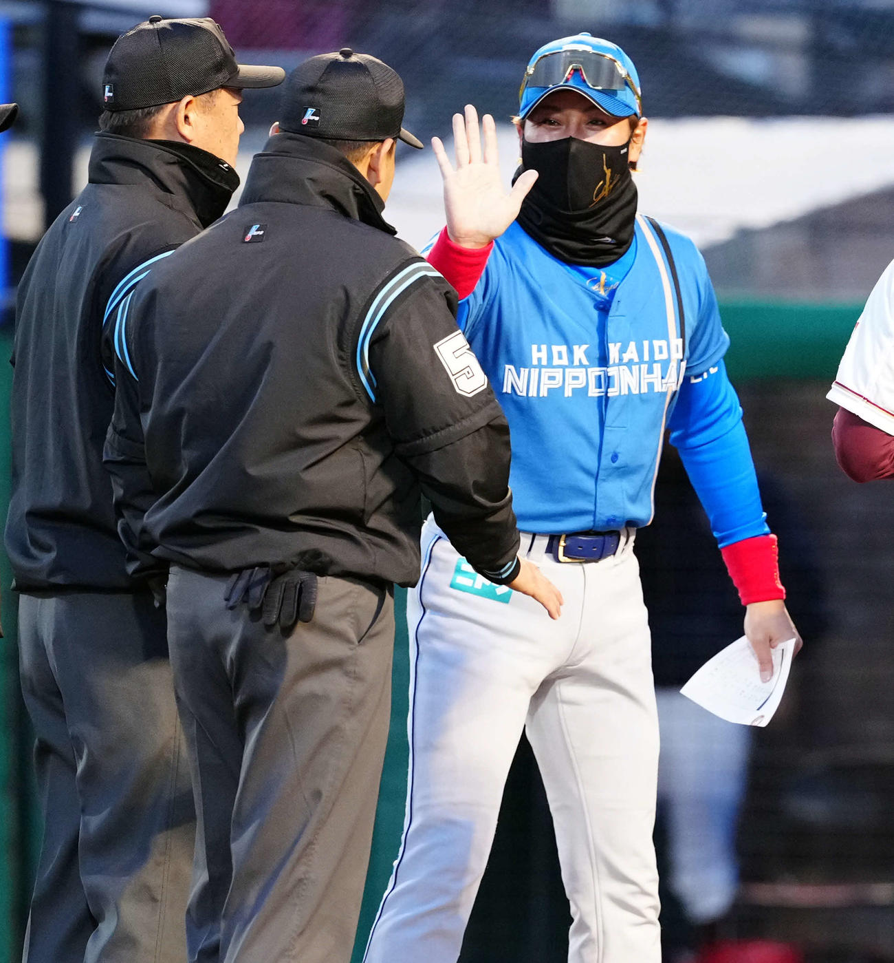 楽天対日本ハム　メンバー表の最終確認をする日本ハム新庄監督（撮影・たえ見朱実）