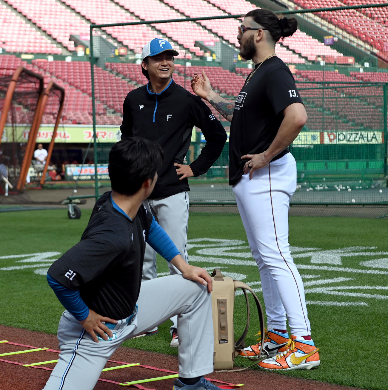楽天対日本ハム　練習前、楽天ポンセと話をする日本ハム田中瑛（撮影・たえ見朱実）