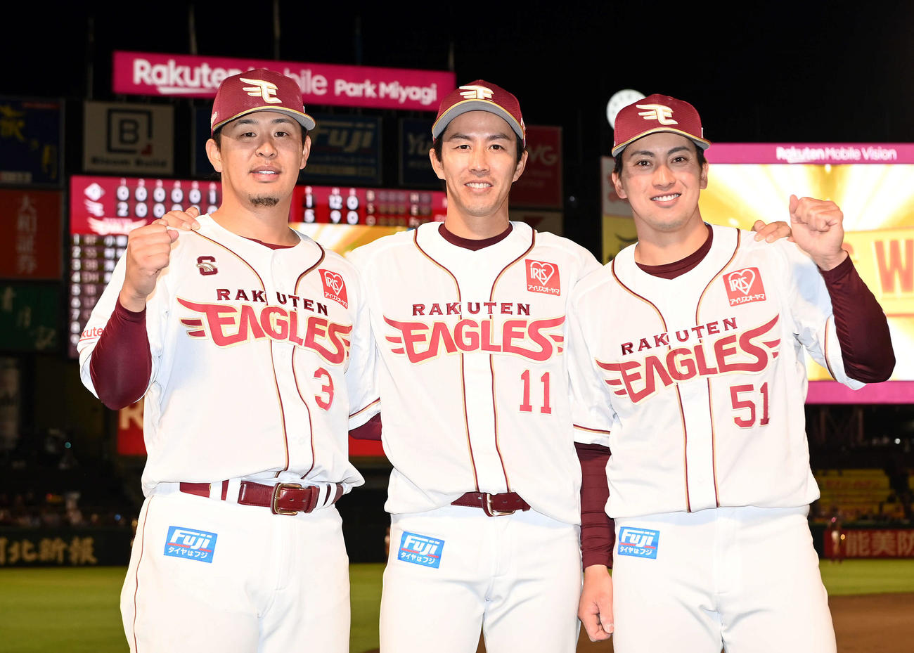 楽天対日本ハム　日本ハムに勝利し笑顔で記念撮影に納まる、左から楽天浅村、岸、小郷（撮影・たえ見朱実）