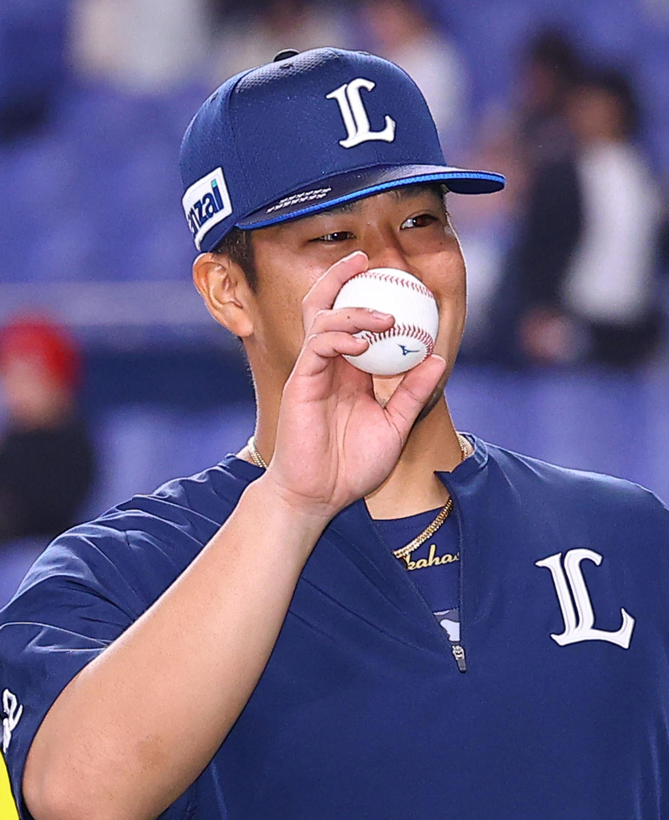 オリックス対西武　来日初勝利を飾り、テレビカメラに向かってウィニングボールを見せる西武ボー（撮影・藤尾明華）