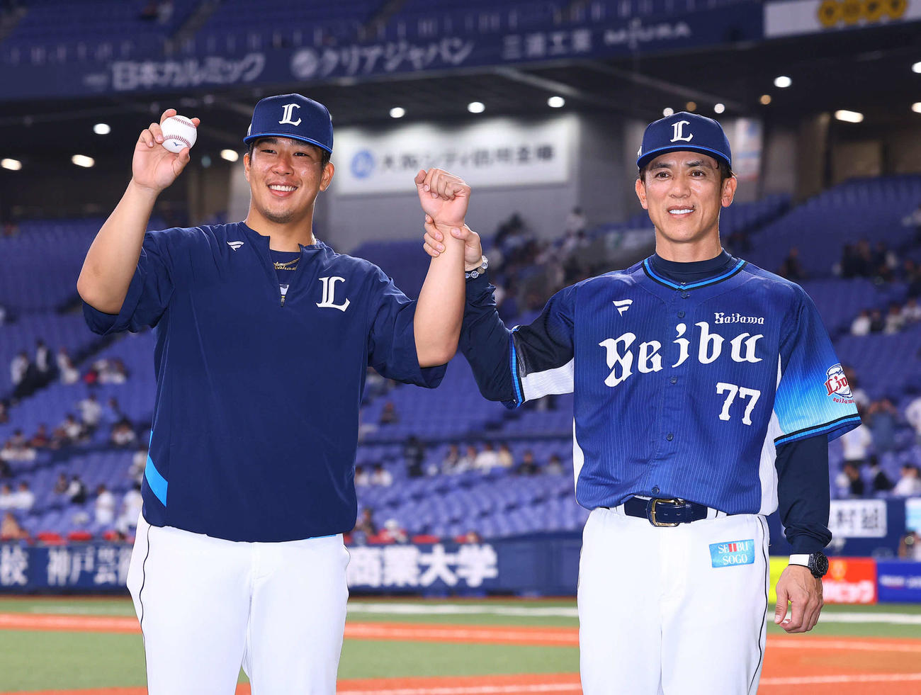 オリックス対西武　来日初勝利を飾り、松井監督（右）と笑顔を見せる西武ボー（撮影・藤尾明華）