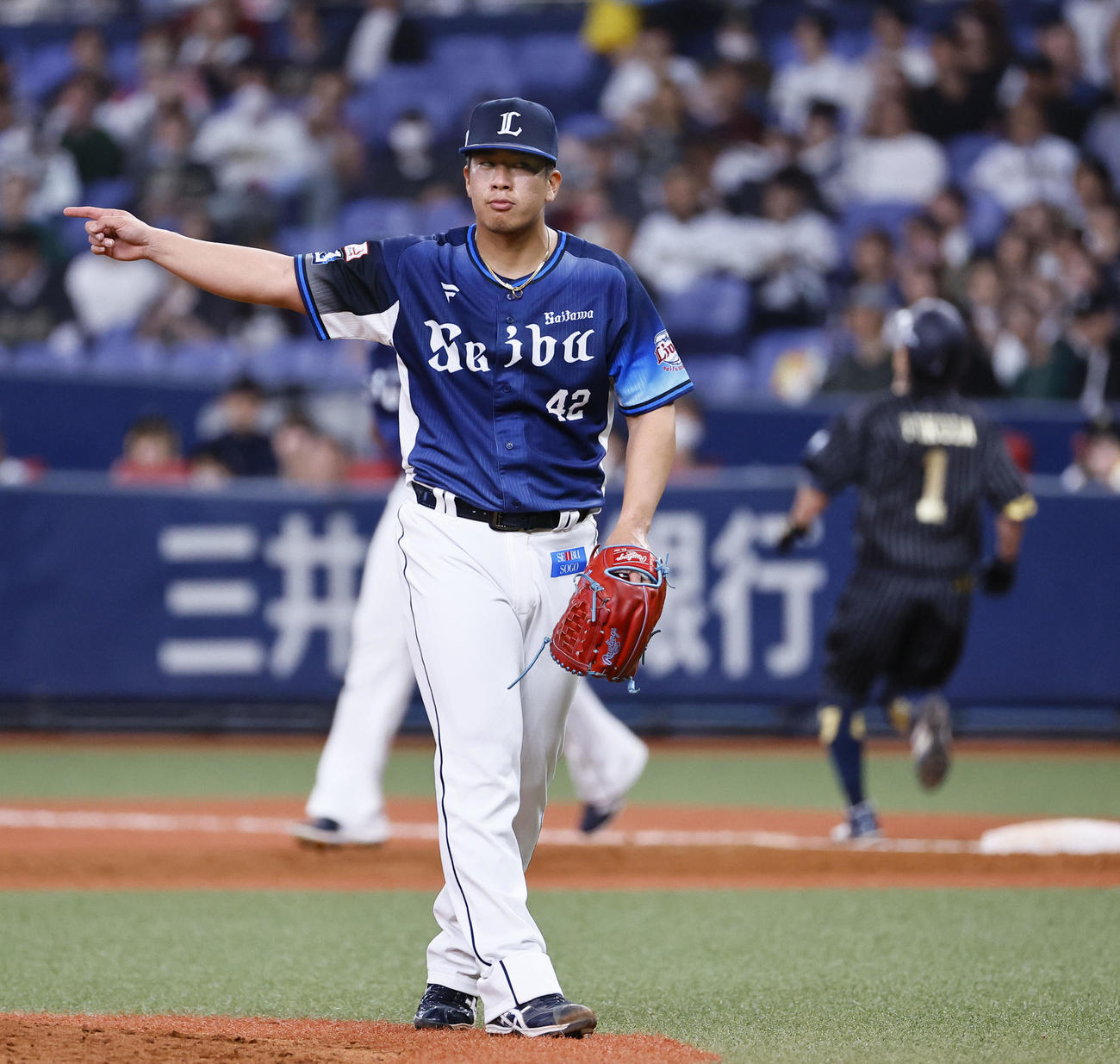 オリックス対西武　3回裏オリックス2死、福田（右）を二ゴロに打ち取り野手を指さすボー（撮影・藤尾明華）