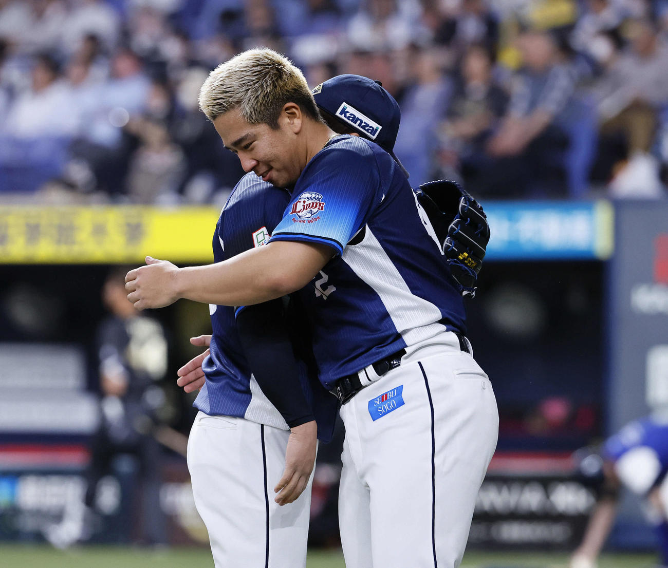 オリックス対西武　6回を終えハグで水上（奥）を出迎えるボー（撮影・藤尾明華）