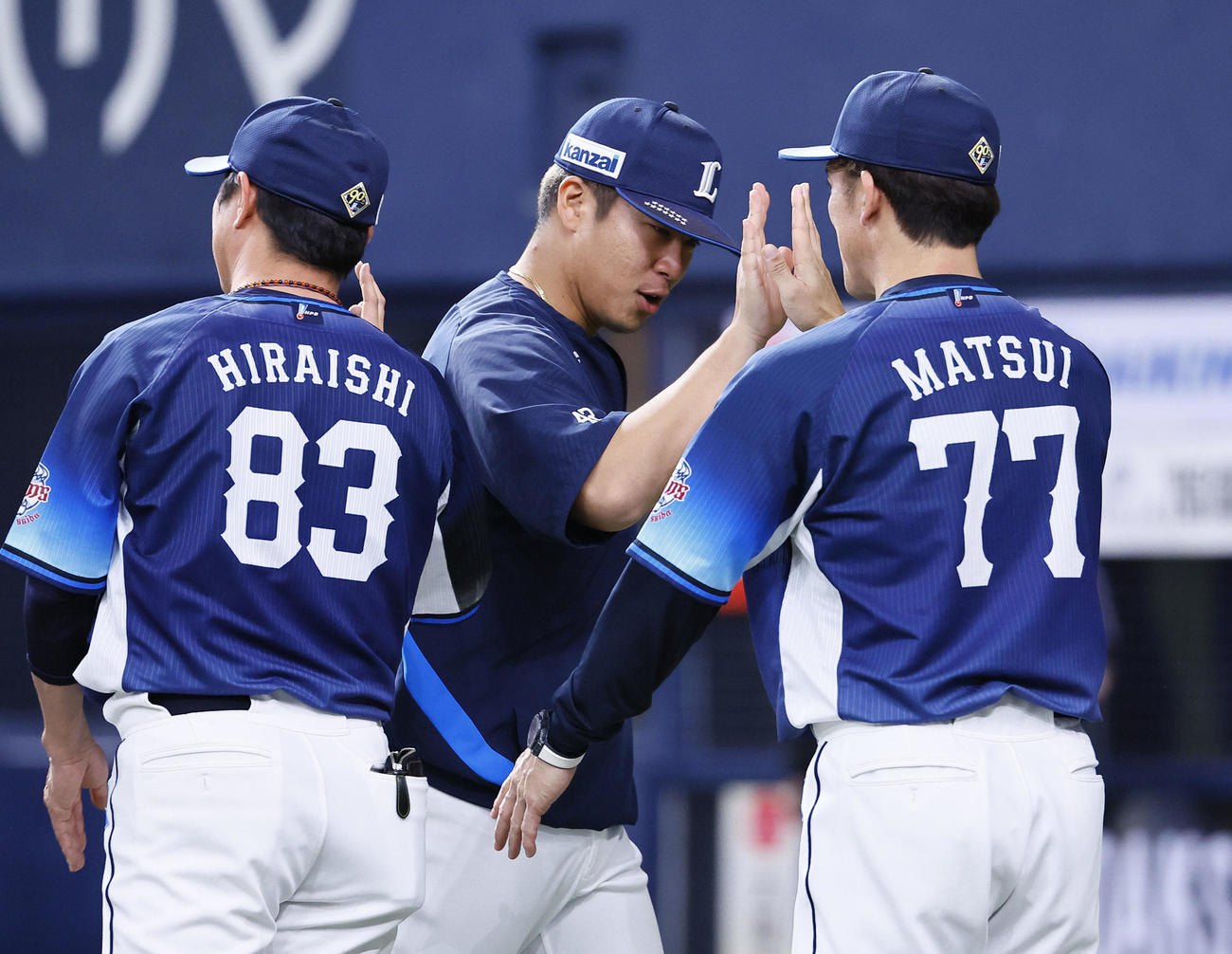オリックス対西武　来日初勝利を飾り、松井監督（右）とタッチを交わす西武ボー（撮影・藤尾明華）