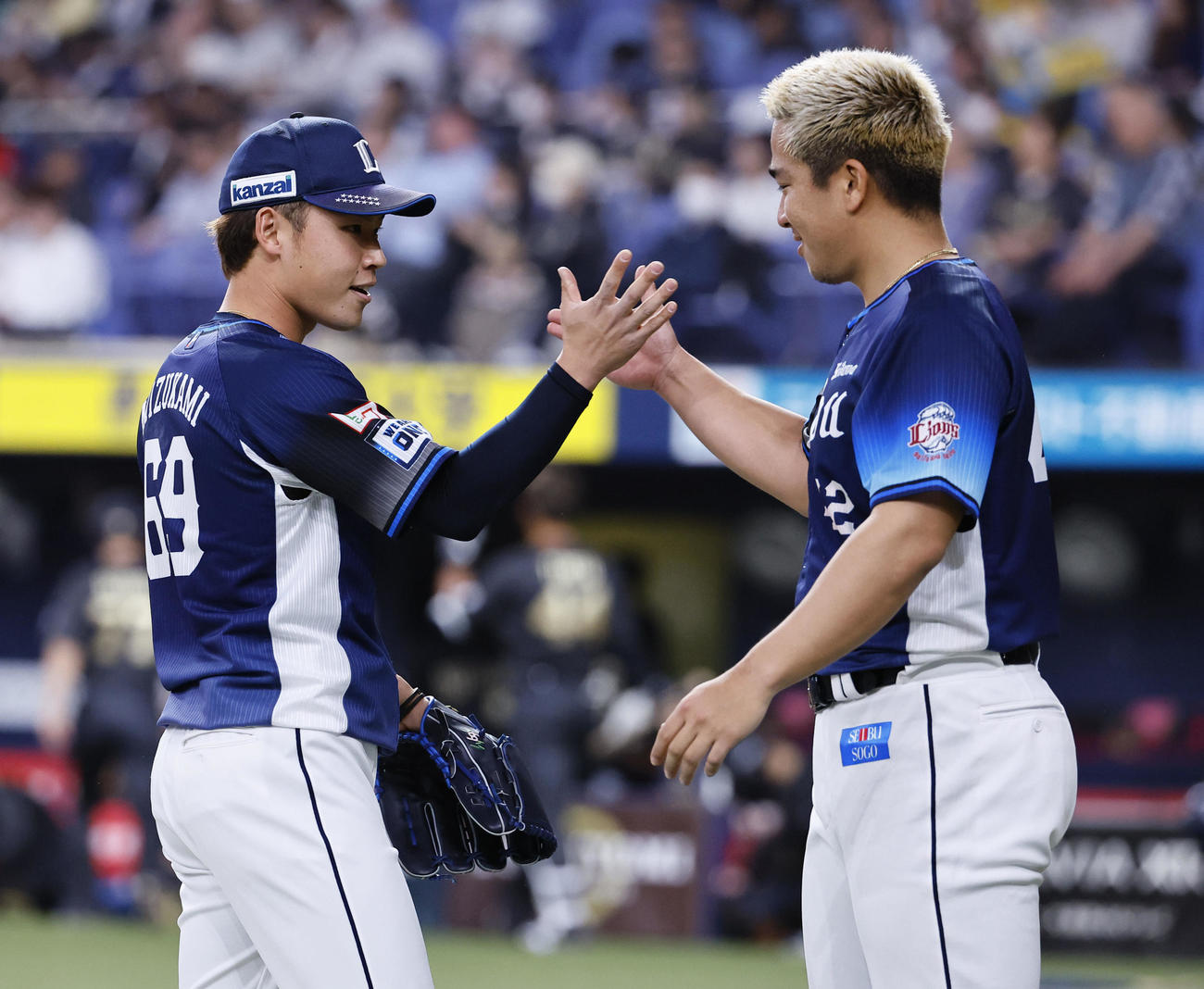 オリックス対西武　6回を終えタッチを交わす西武水上（左）とボー（撮影・藤尾明華）