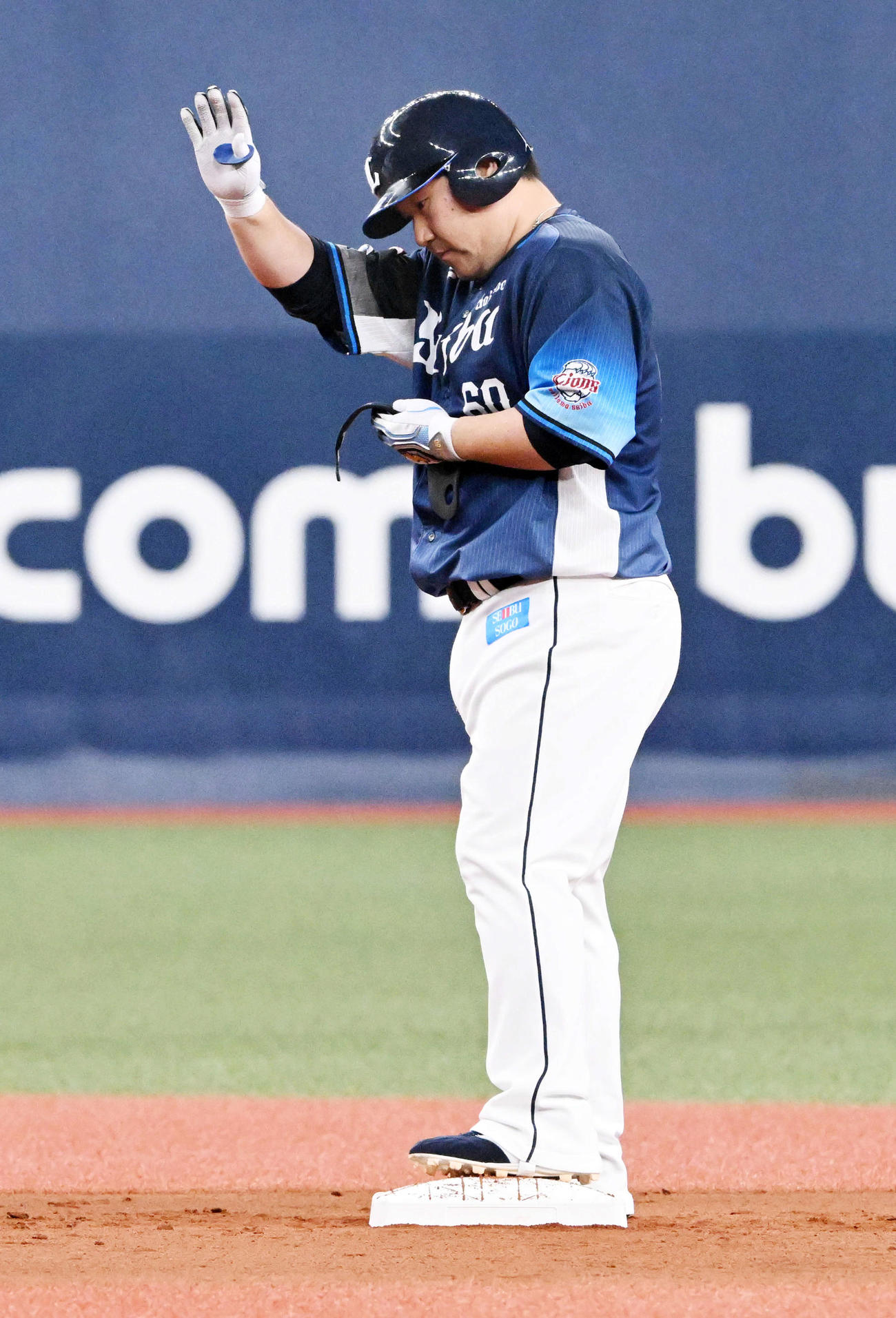 オリックス対西武　1回表西武1死二塁、中村剛は先制の左適時二塁打を放ちベンチの祝福に応える（撮影・前岡正明）