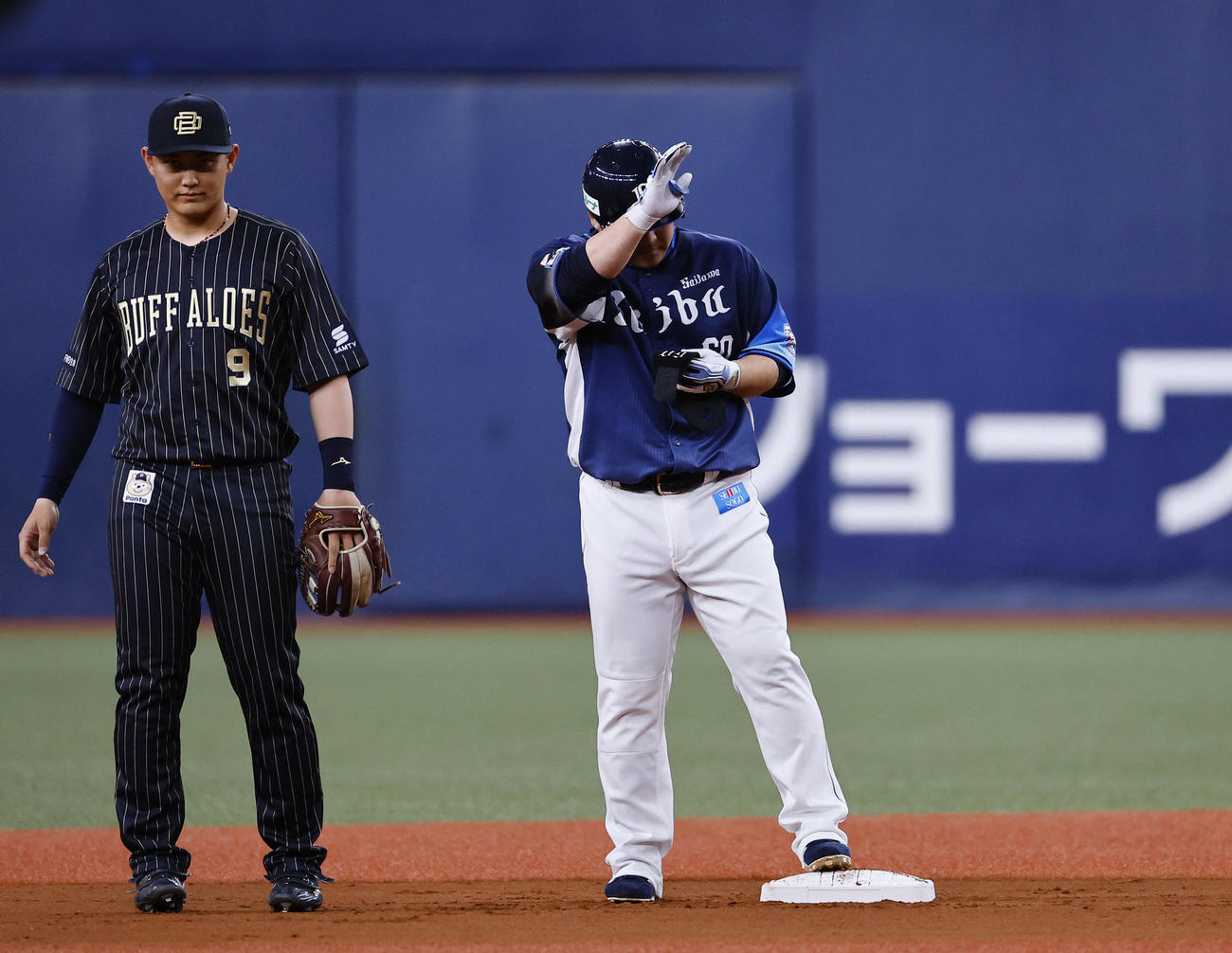 オリックス対西武　1回表西武1死二塁、中村剛は左越えに先制の適時二塁打を放ちベンチに向かって手を上げる（撮影・藤尾明華）