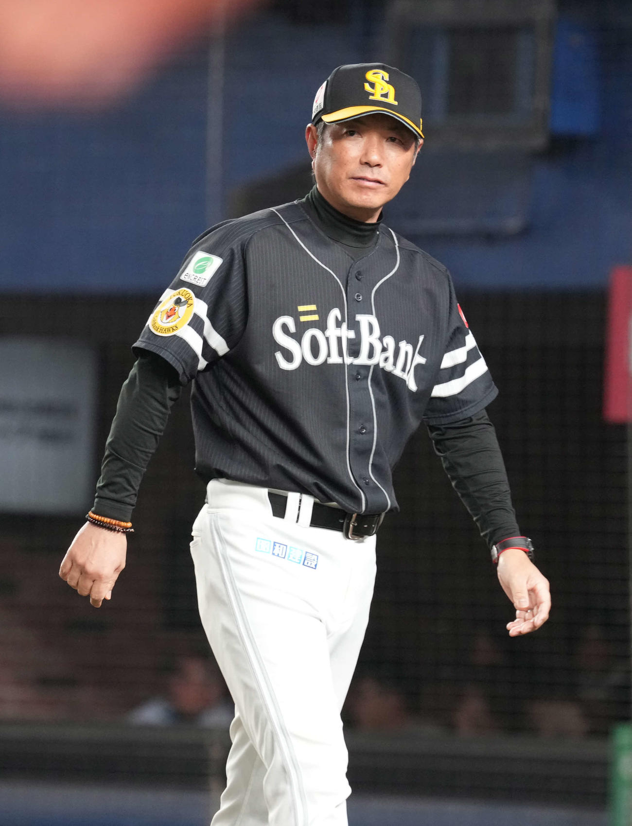 ロッテ対ソフトバンク　選手交代を告げベンチへ引き揚げるソフトバンク小久保監督（撮影・小沢裕）