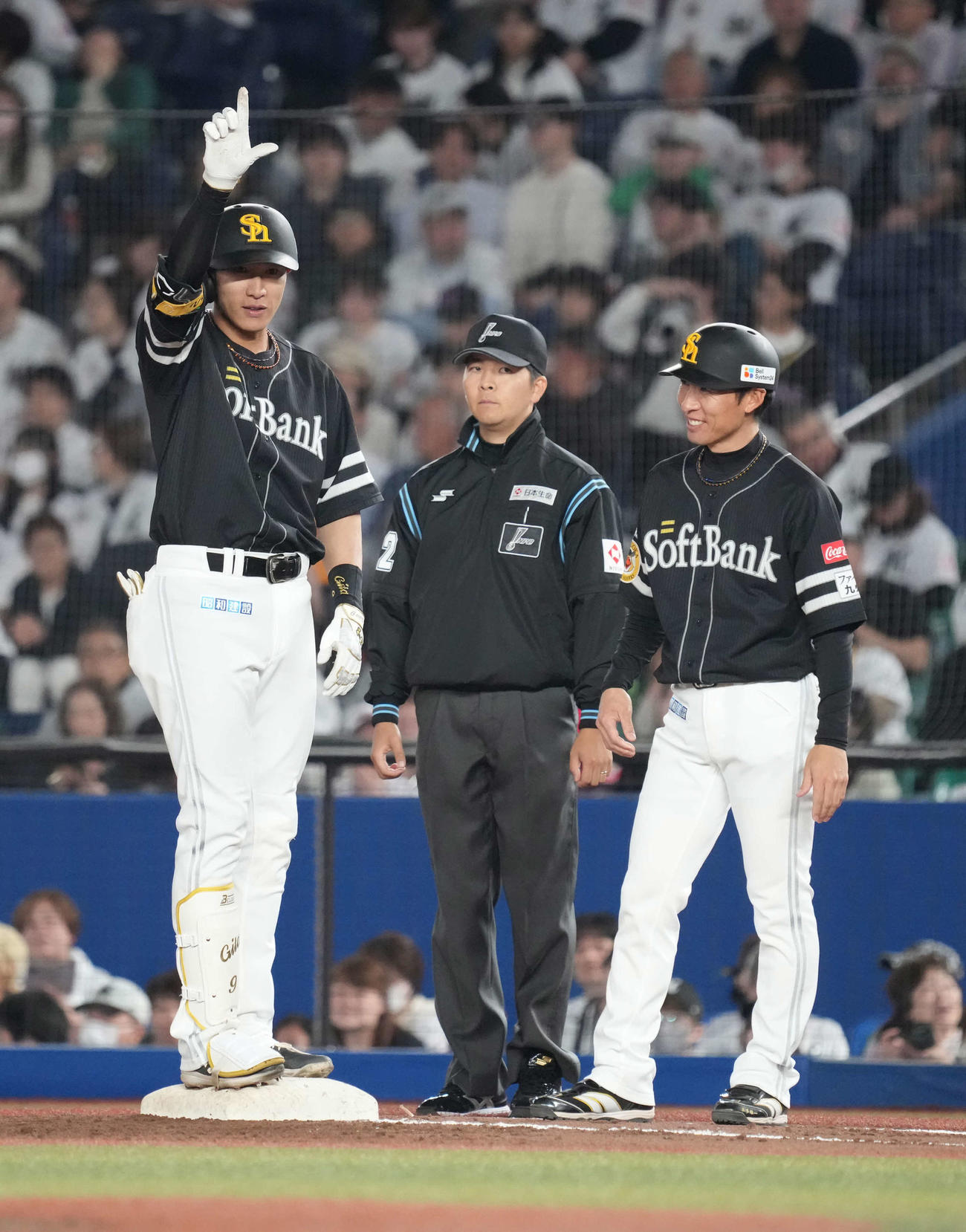 ロッテ対ソフトバンク　5回表ソフトバンク1死二塁、柳田（左）は右前適時打を放ちベンチに向かってポーズする（撮影・小沢裕）