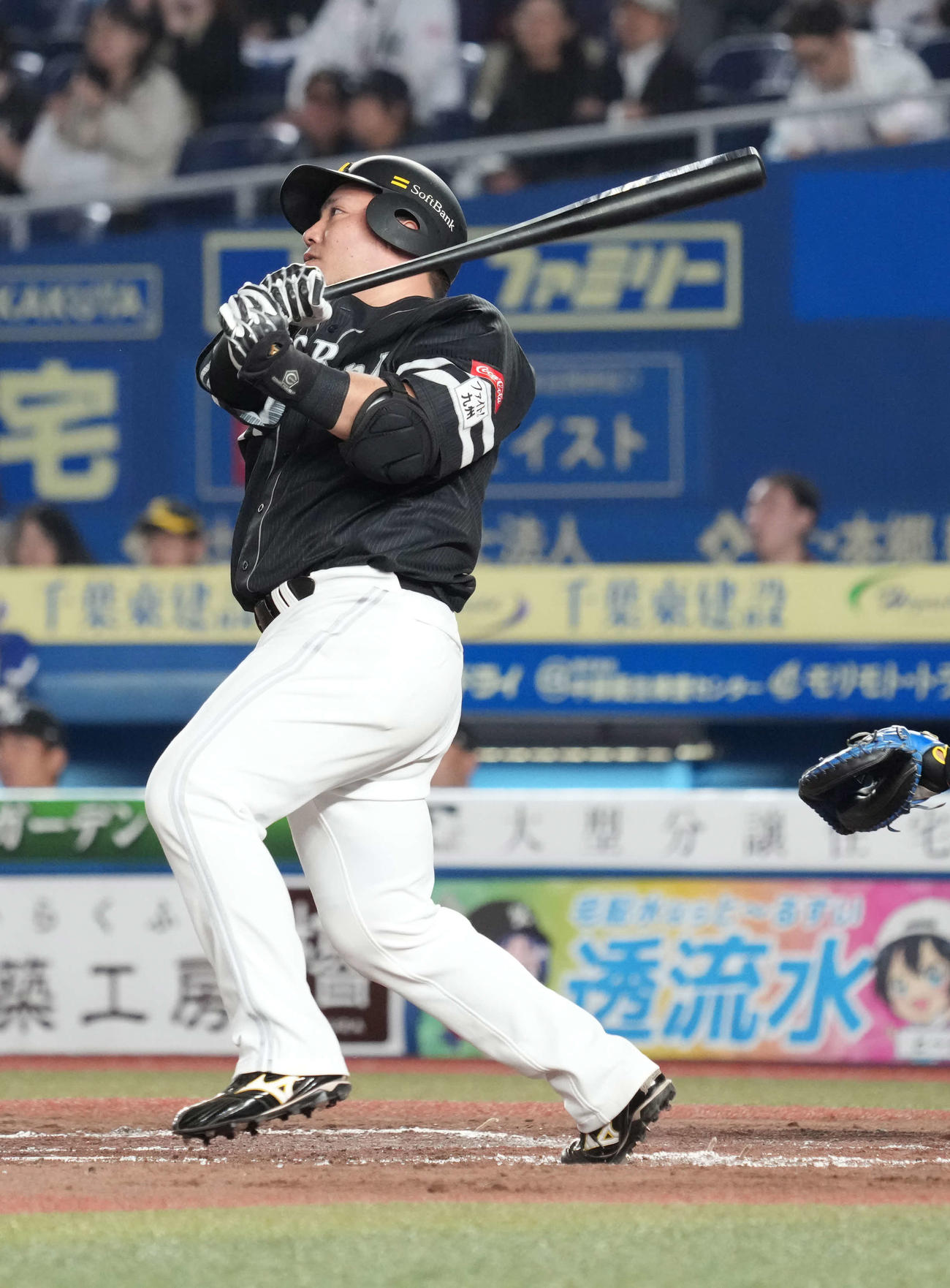 ロッテ対ソフトバンク　4回表ソフトバンク無死一塁、山川は右中間越えに先制2点本塁打を放つ（撮影・小沢裕）
