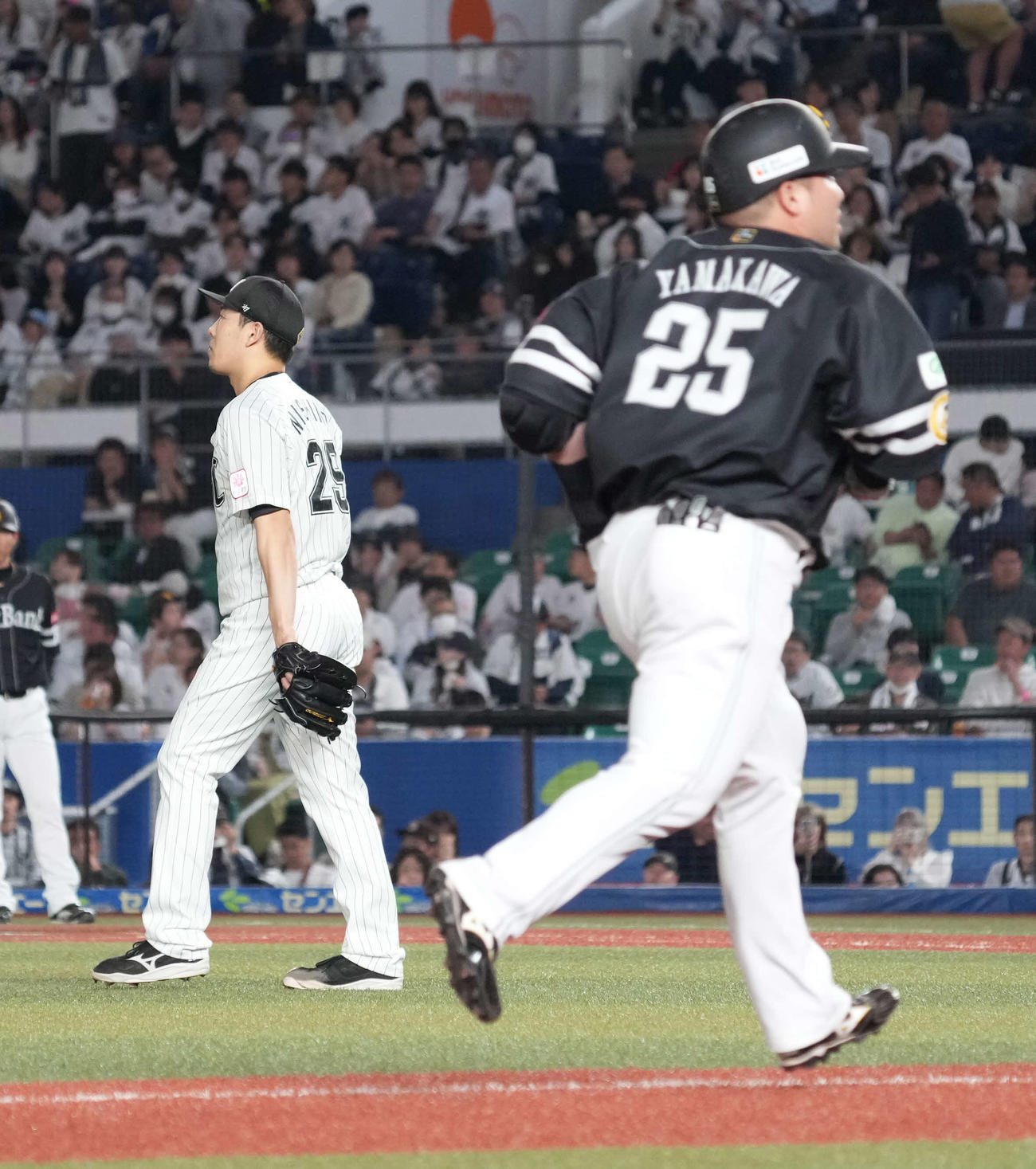ロッテ対ソフトバンク　4回表ソフトバンク無死一塁、山川（右）に右中間越えに先制2点本塁打を許すロッテ先発の西野（撮影・小沢裕）