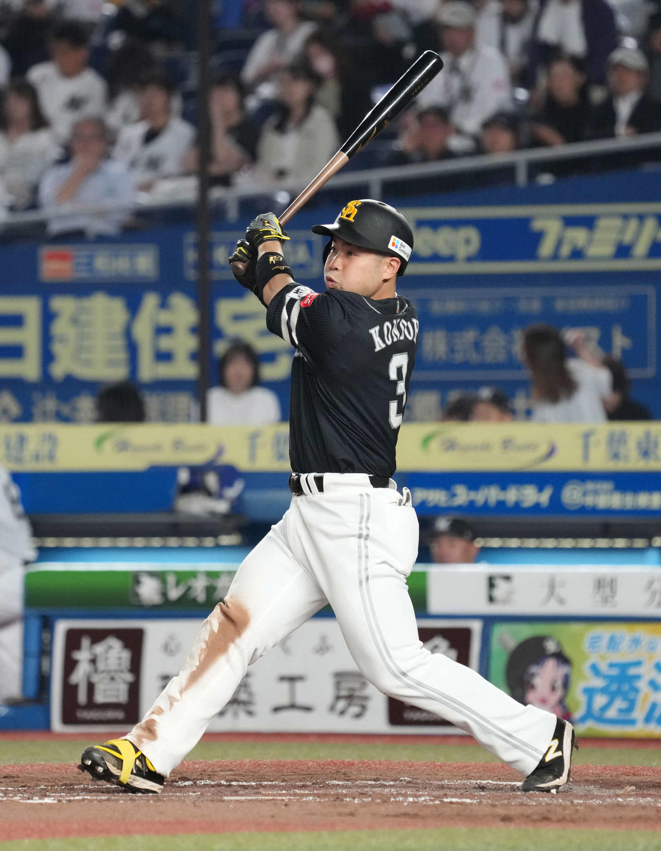 ロッテ対ソフトバンク　5回表ソフトバンク2死二塁、近藤は左前適時打を放つ（撮影・小沢裕）