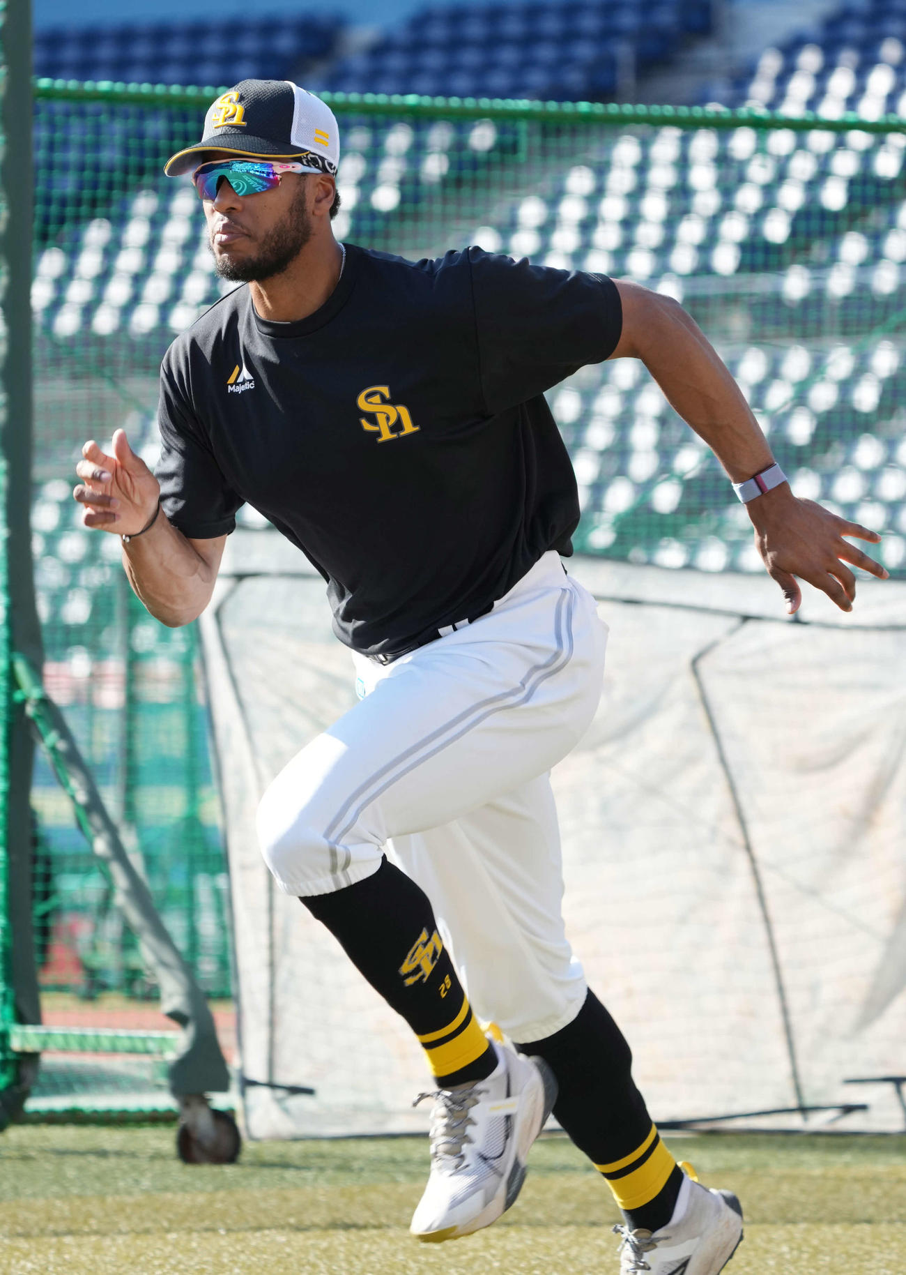 ロッテ対ソフトバンク　試合前の練習に臨むソフトバンクのウォーカー（撮影・小沢裕）