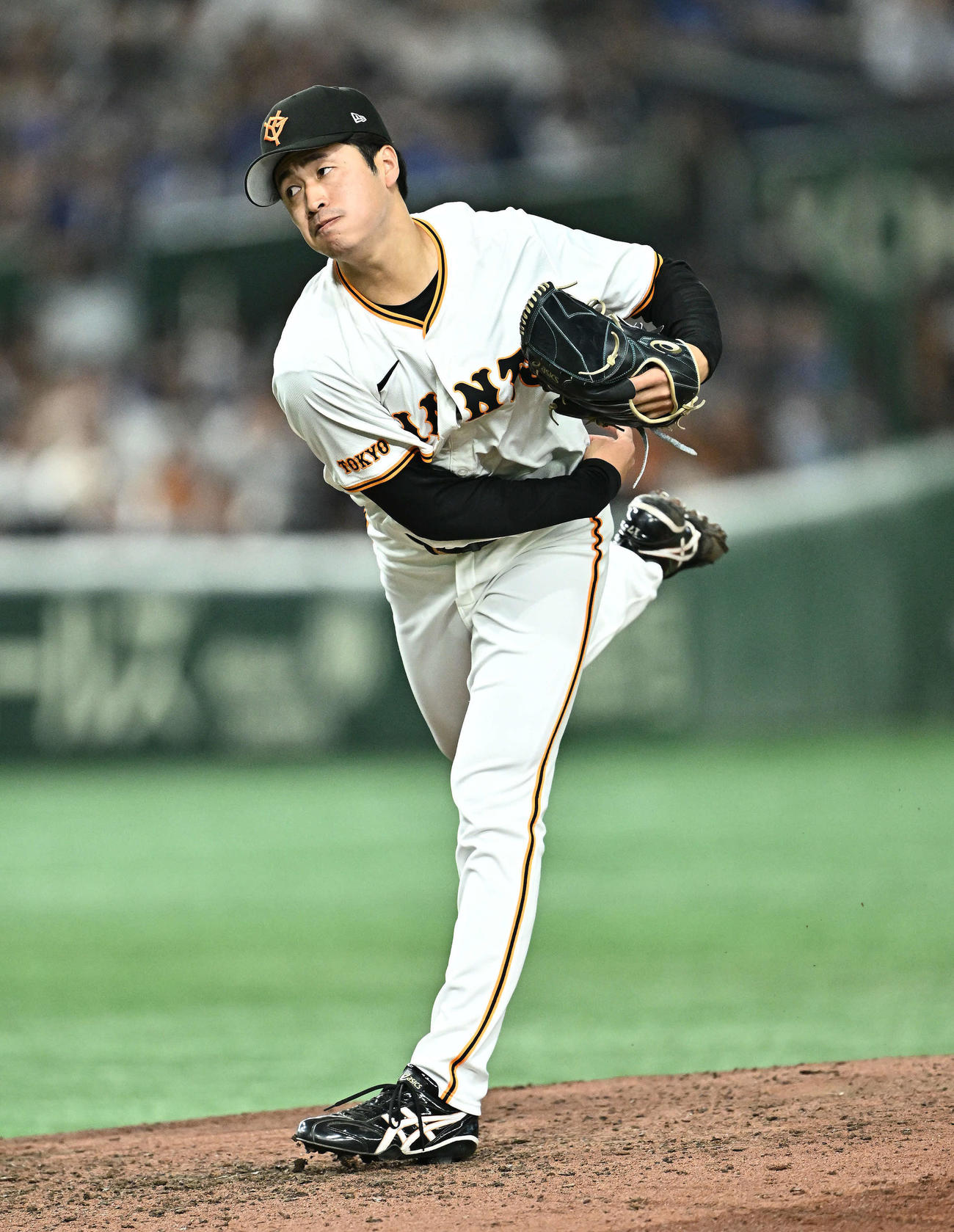 巨人対中日　7回表から巨人2番手で登板する西舘（撮影・滝沢徹郎）