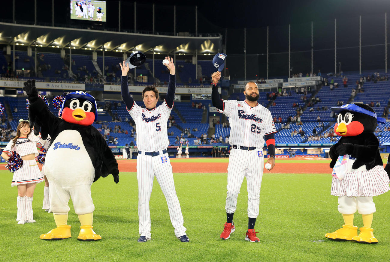 ヤクルト対広島　サヨナラ勝利で、スタンドに手を振るヤクルト川端（左）とサンタナ（撮影・浅見桂子）