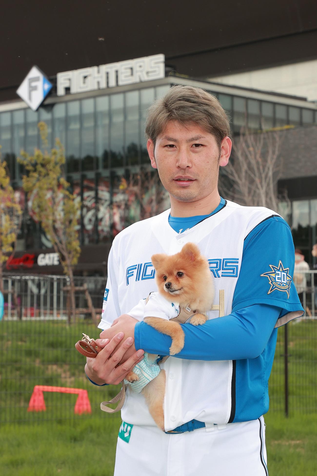 愛犬のポンちゃんを抱く日本ハム加藤貴