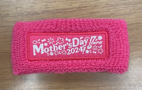 「NPBマザーズデー2024」で着用されるオリジナルピンクリストバンド（NPB提供）
