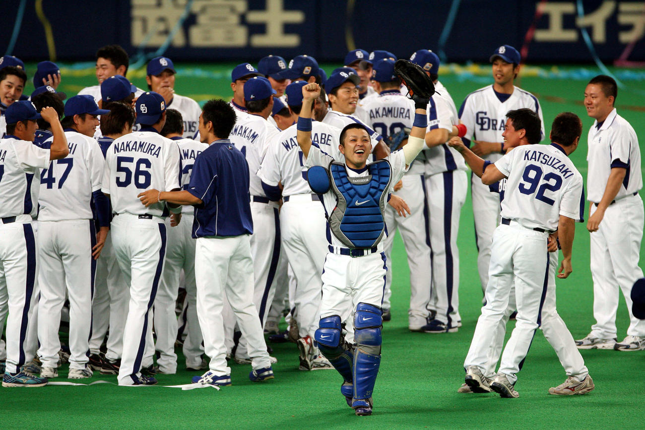07年11月、中日が日本一を決め喜ぶ谷繁