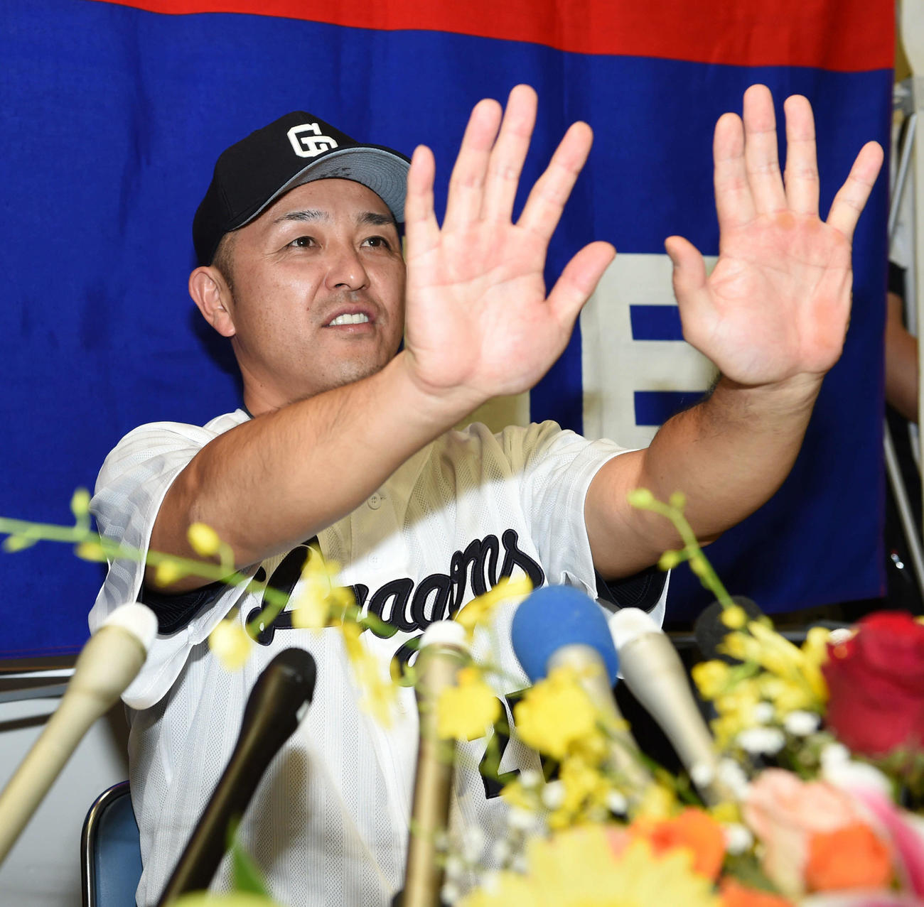 15年9月、引退会見で手の大きさの違いを見せる谷繁元信兼任監督