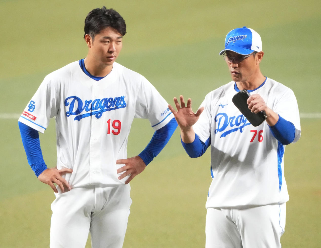 投球練習を終え大塚投手コーチと言葉を交わす高橋宏（左）（撮影・森本幸一）