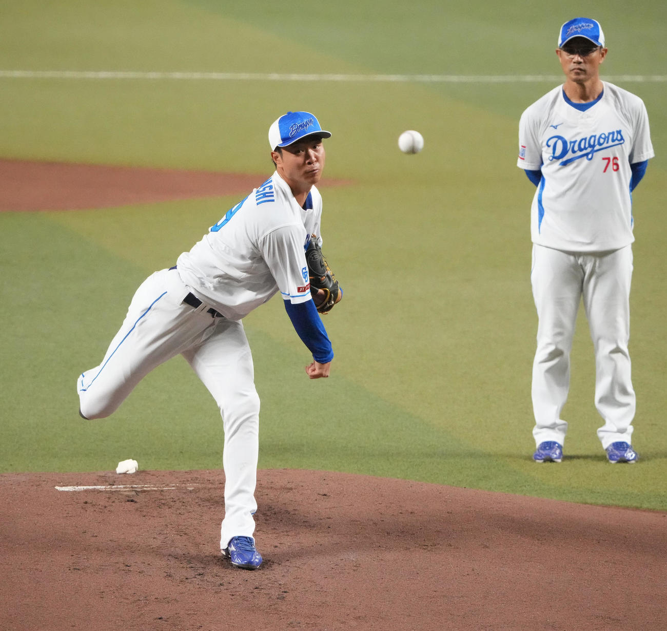 マウンドを利用し投球練習をする高橋宏（左）右は大塚投手コーチ（撮影・森本幸一）