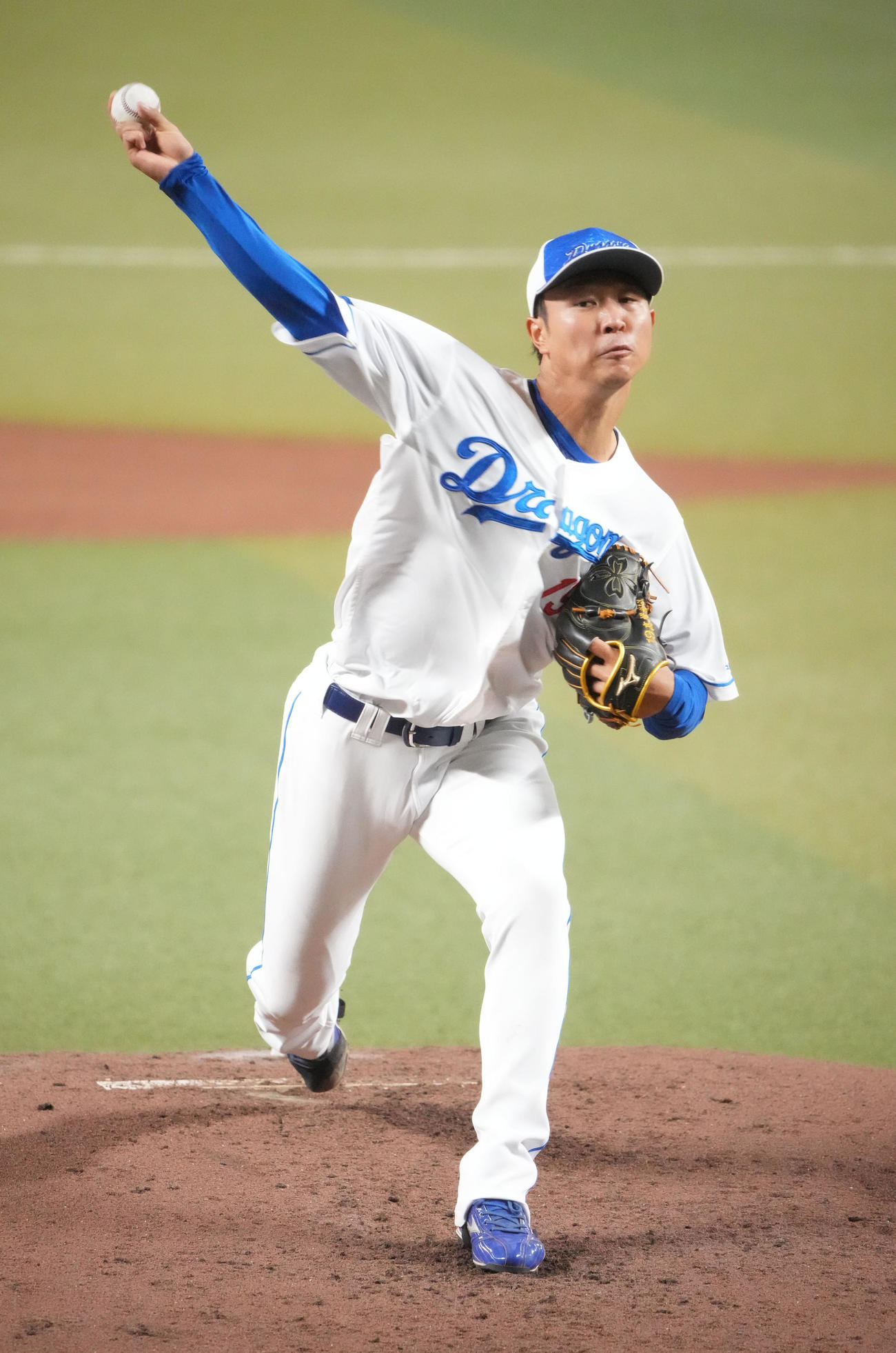 マウンドを利用し投球練習をする高橋宏（撮影・森本幸一）