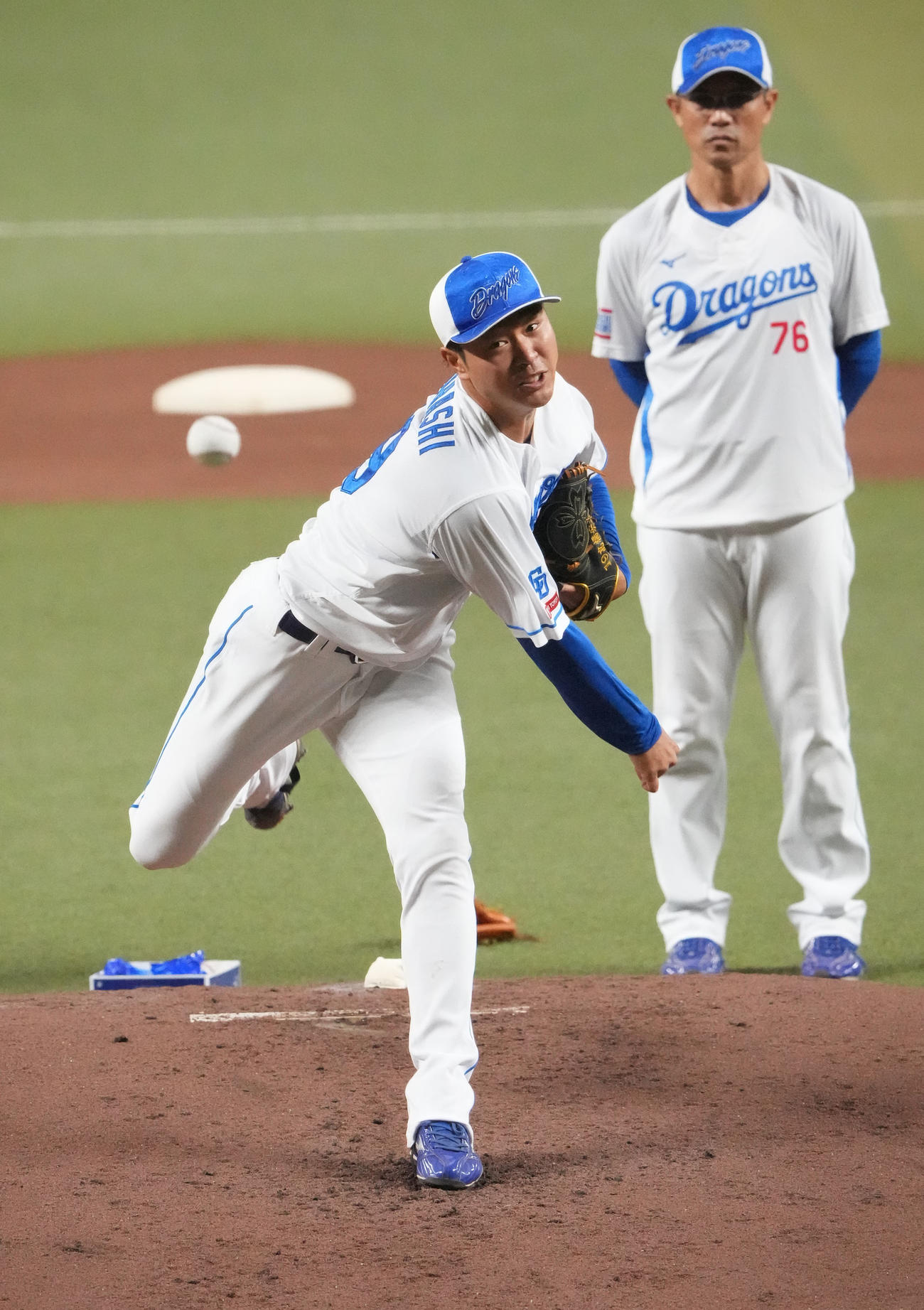 マウンドを利用し投球練習をする高橋宏（左）右は大塚投手コーチ（撮影・森本幸一）