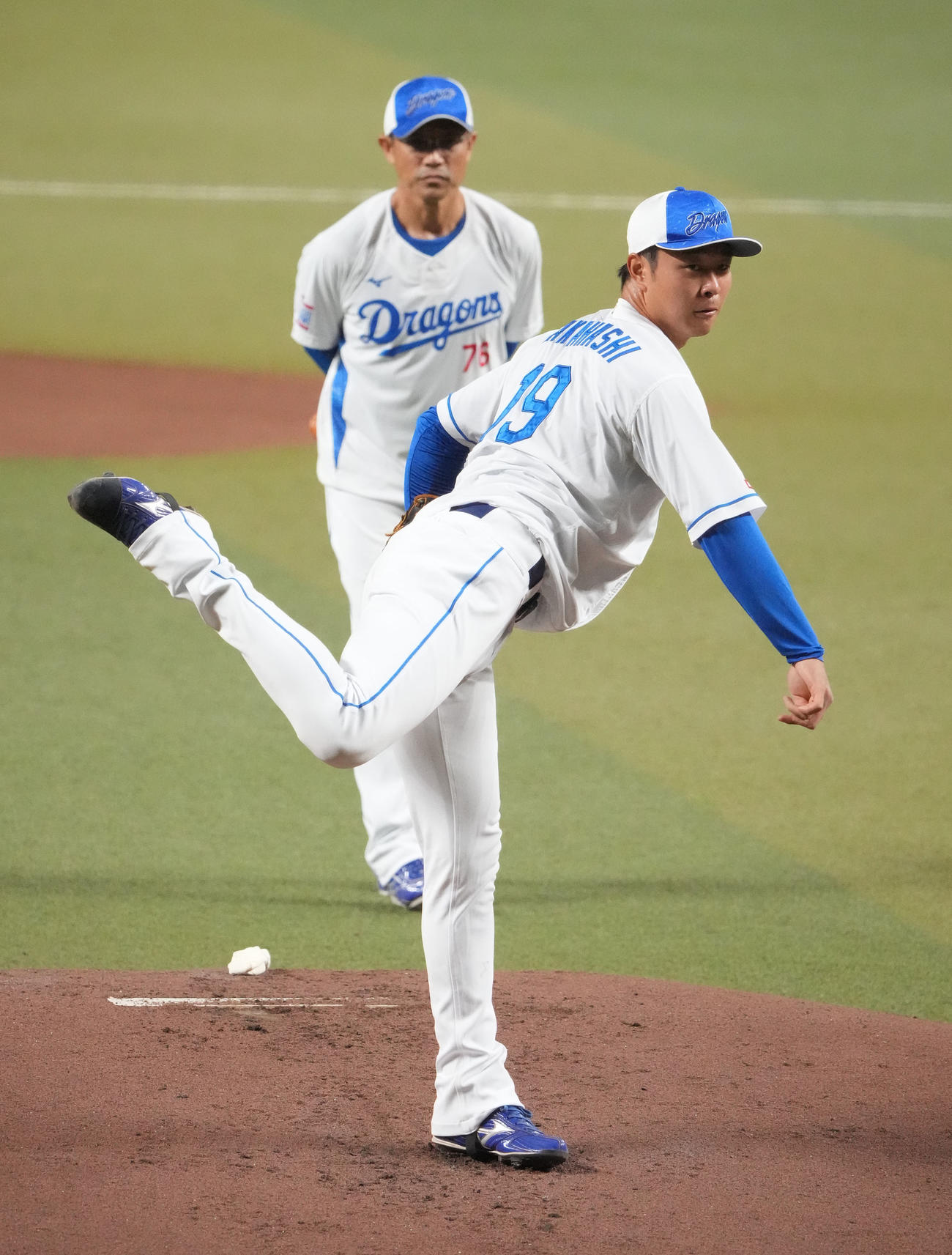マウンドを利用し投球練習をする高橋宏（手前）奥は大塚投手コーチ（撮影・森本幸一）
