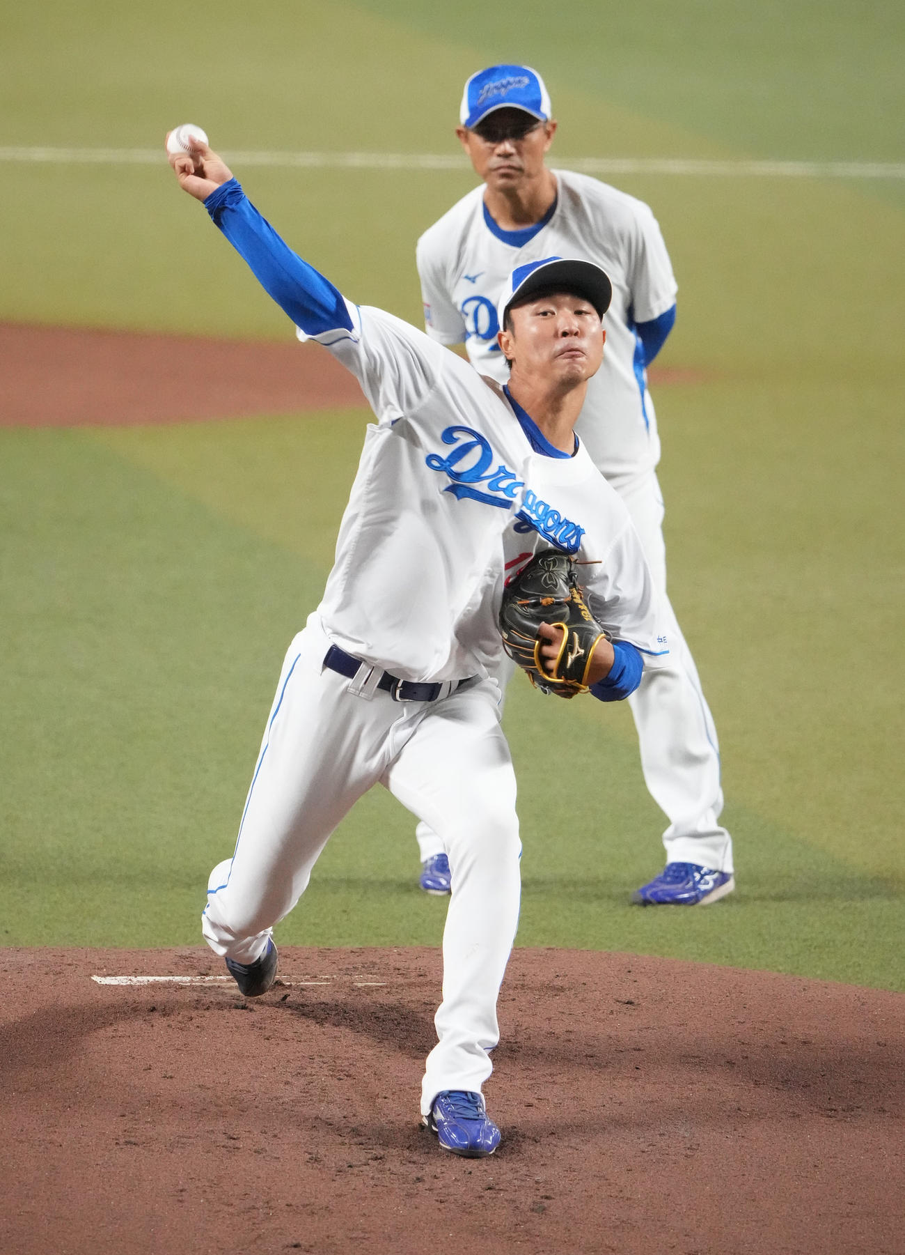 マウンドを利用し投球練習をする高橋宏（手前）奥は大塚投手コーチ（撮影・森本幸一）