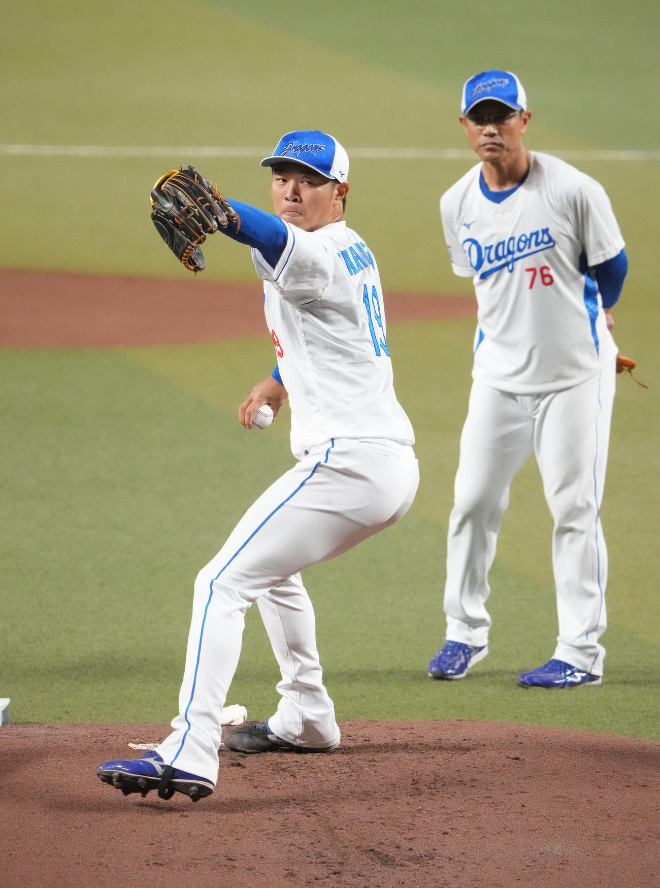 マウンドを利用し投球練習をする高橋宏（左）右は大塚投手コーチ（撮影・森本幸一）