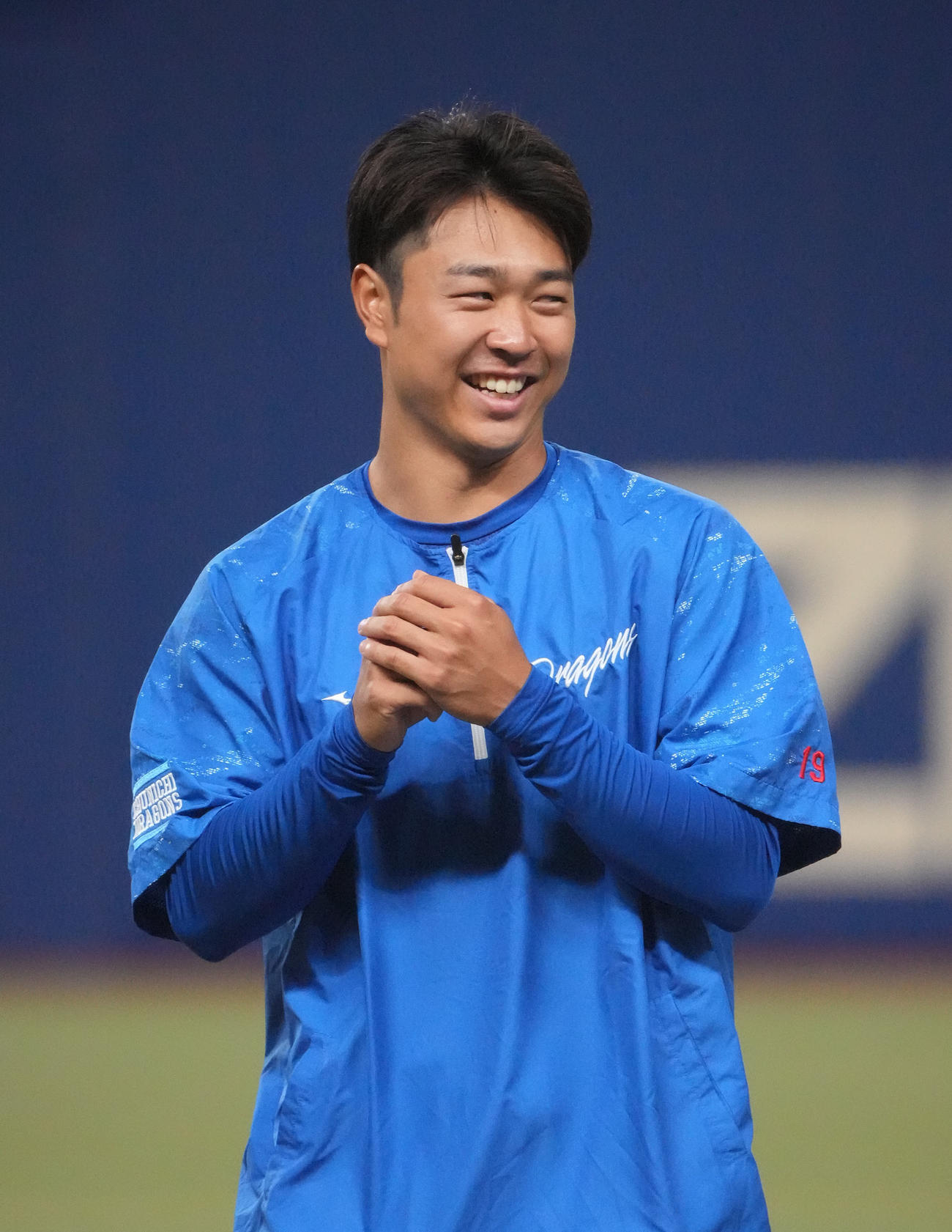練習の合間に明るい表情を見せる高橋宏（撮影・森本幸一）