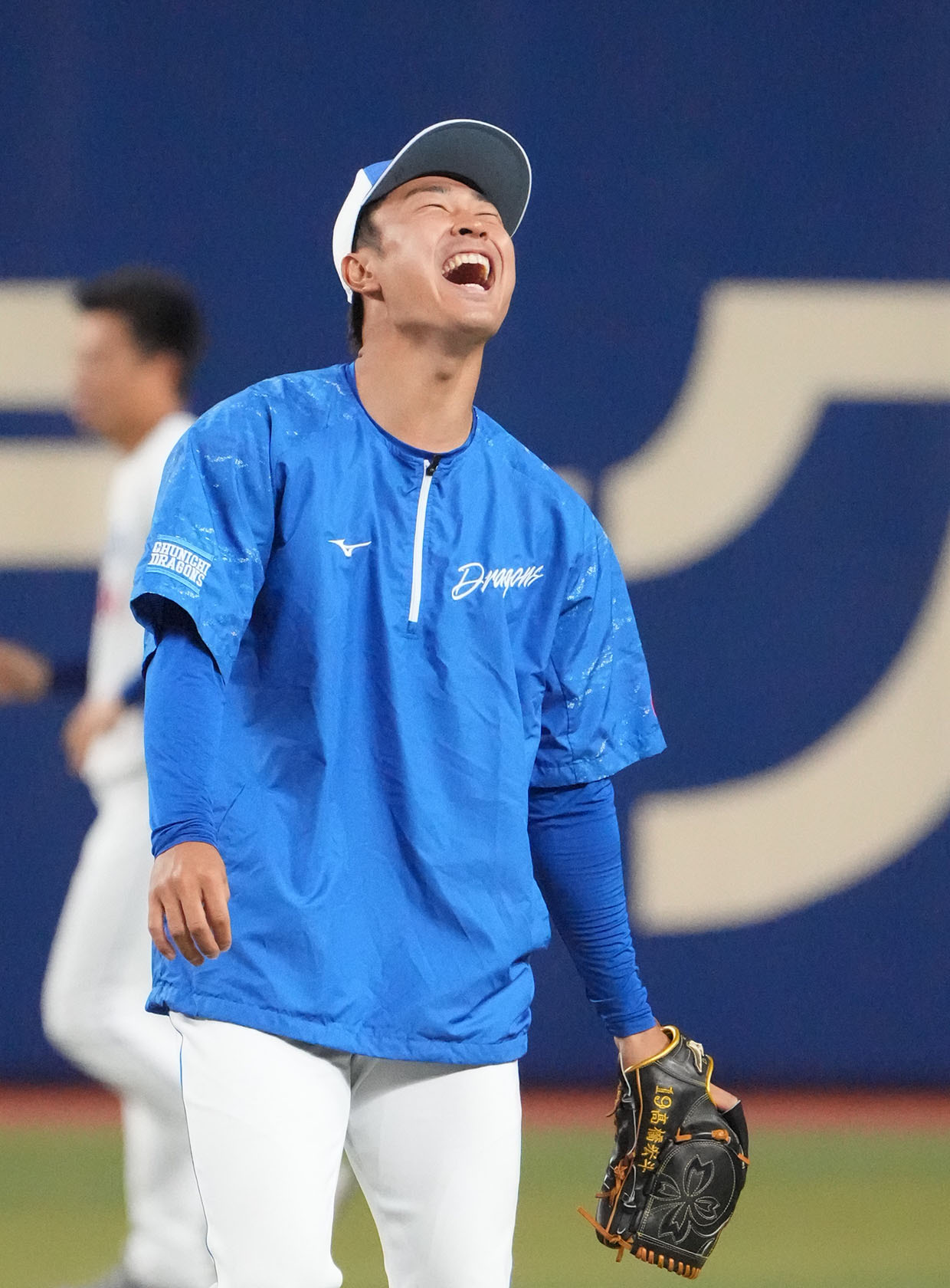 キャッチボールの合間に笑顔を見せる高橋宏（撮影・森本幸一）