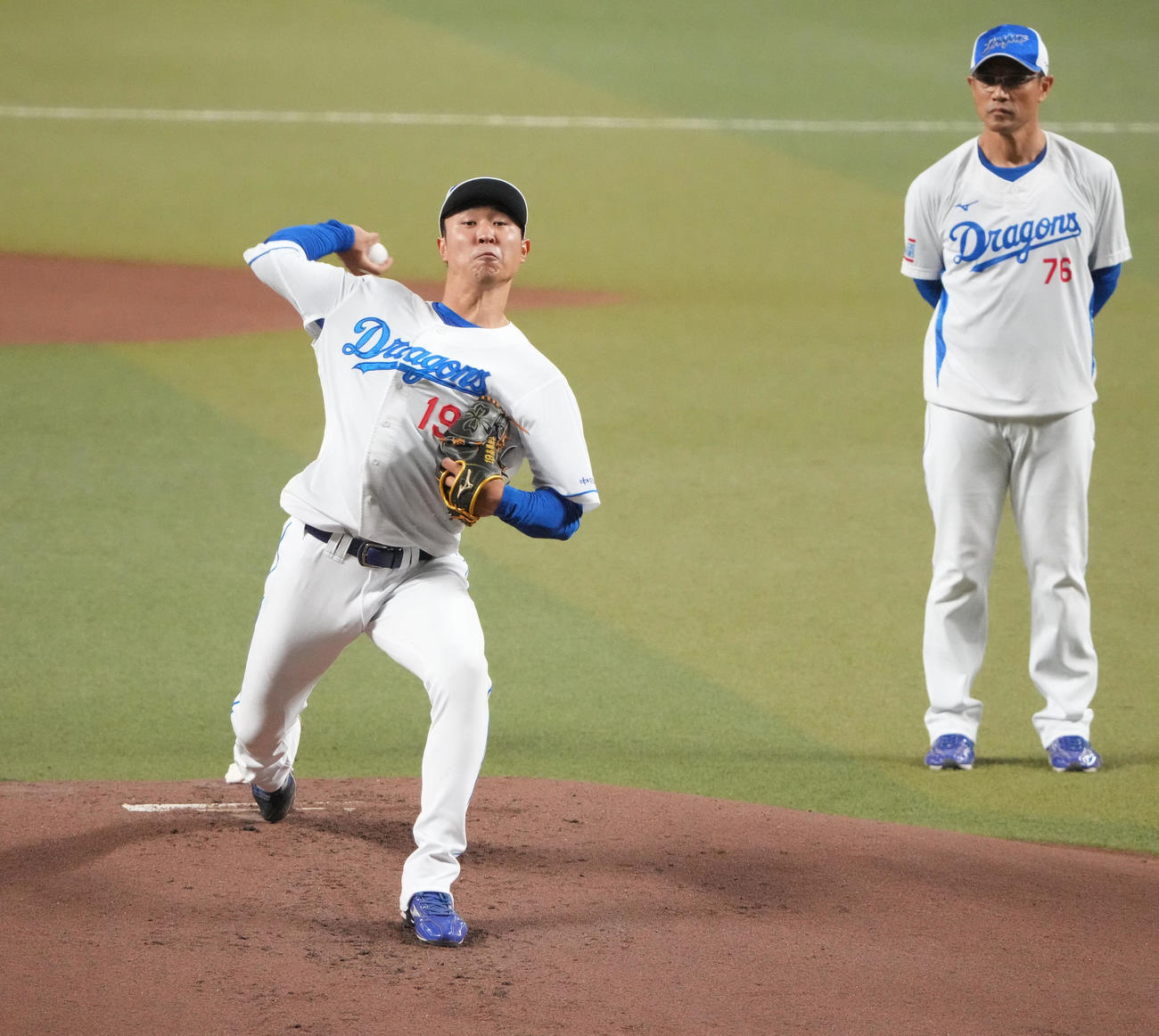 マウンドを利用し投球練習をする高橋宏（左）右は大塚投手コーチ（撮影・森本幸一）