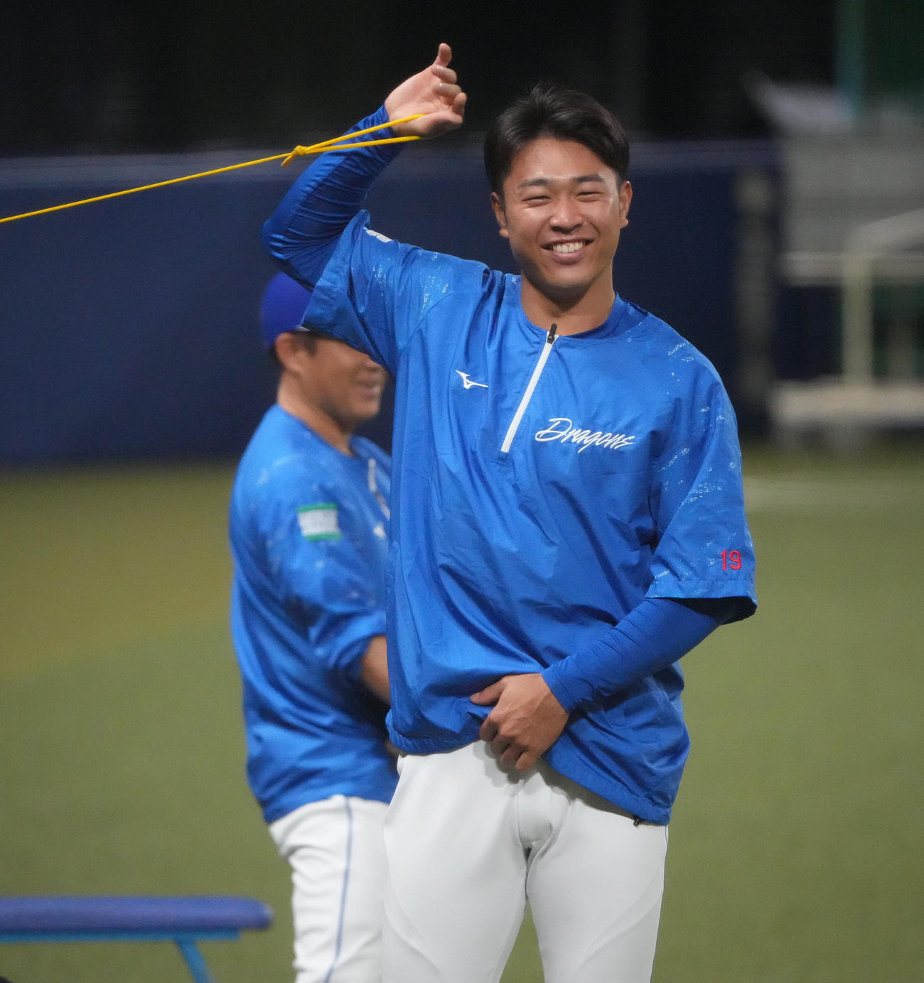 一軍練習に合流しチューブを使用し体をほぐす高橋宏（撮影・森本幸一）