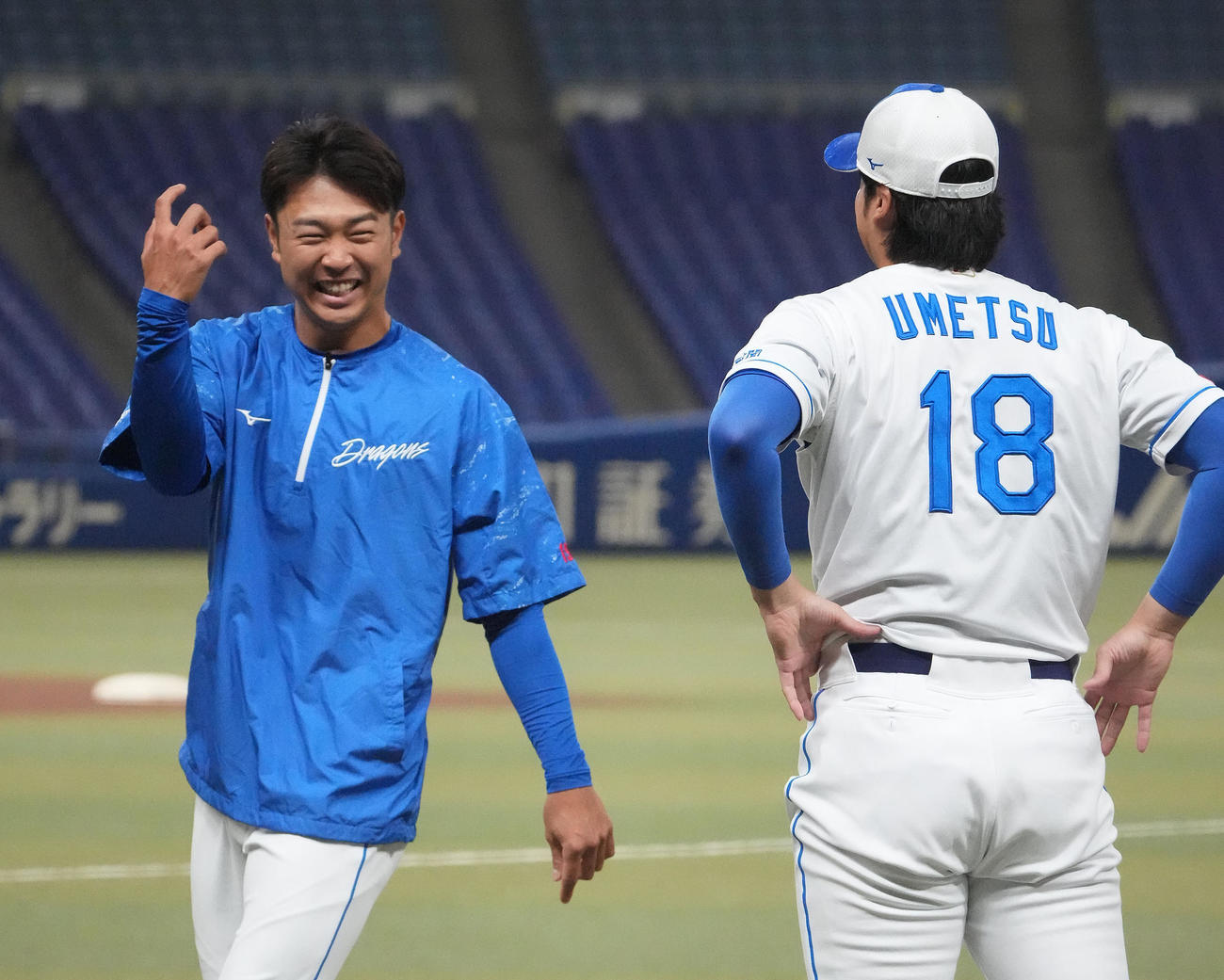 梅津と明るい表情で言葉を交わす高橋宏（左）（撮影・森本幸一）