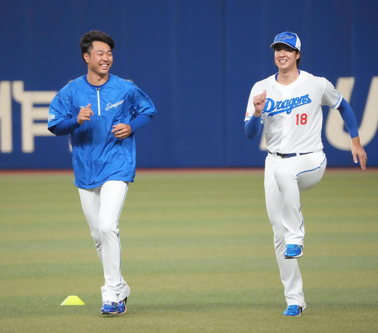 梅津と明るい表情で言葉を交わしランニングをする高橋宏（左）（撮影・森本幸一）