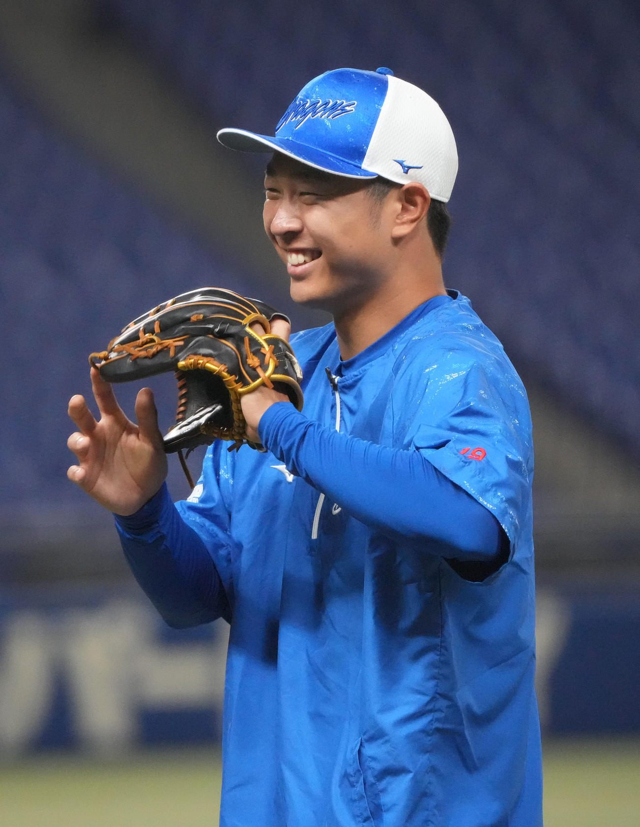 明るい表情を見せながらキャッチボールをする高橋宏（撮影・森本幸一）