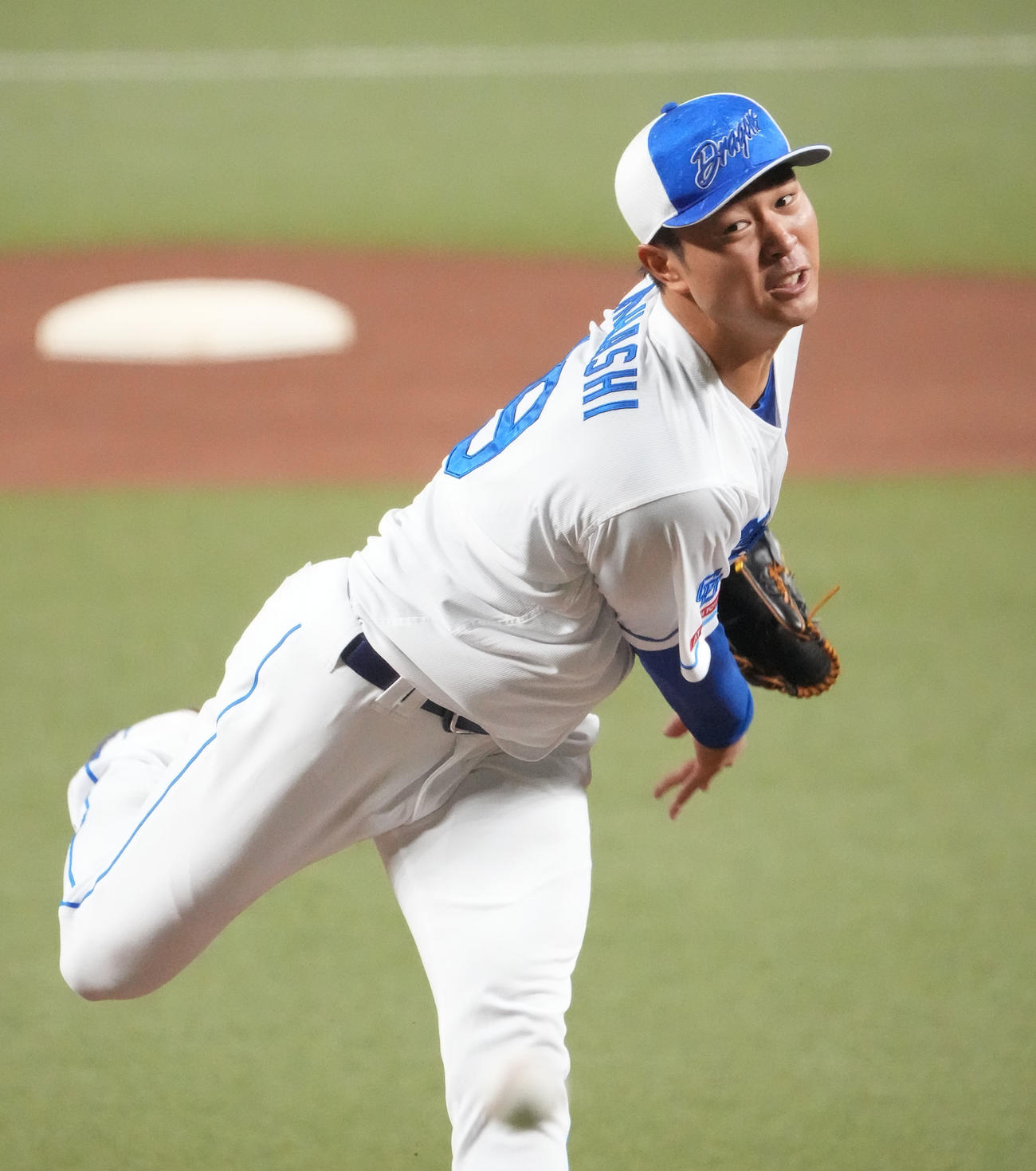 マウンドを利用し投球練習をする高橋宏（撮影・森本幸一）