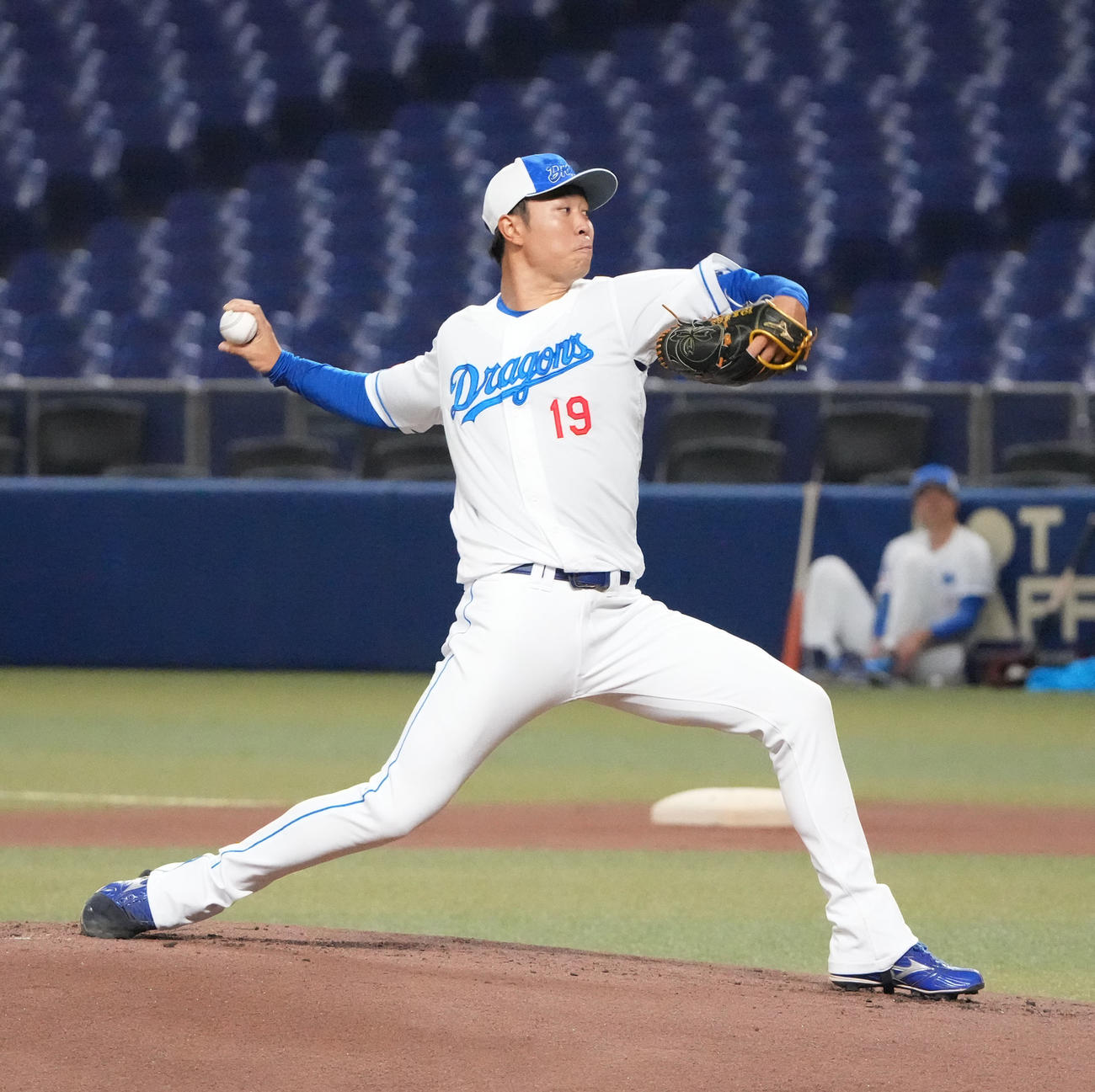マウンドを利用し投球練習をする高橋宏（撮影・森本幸一）
